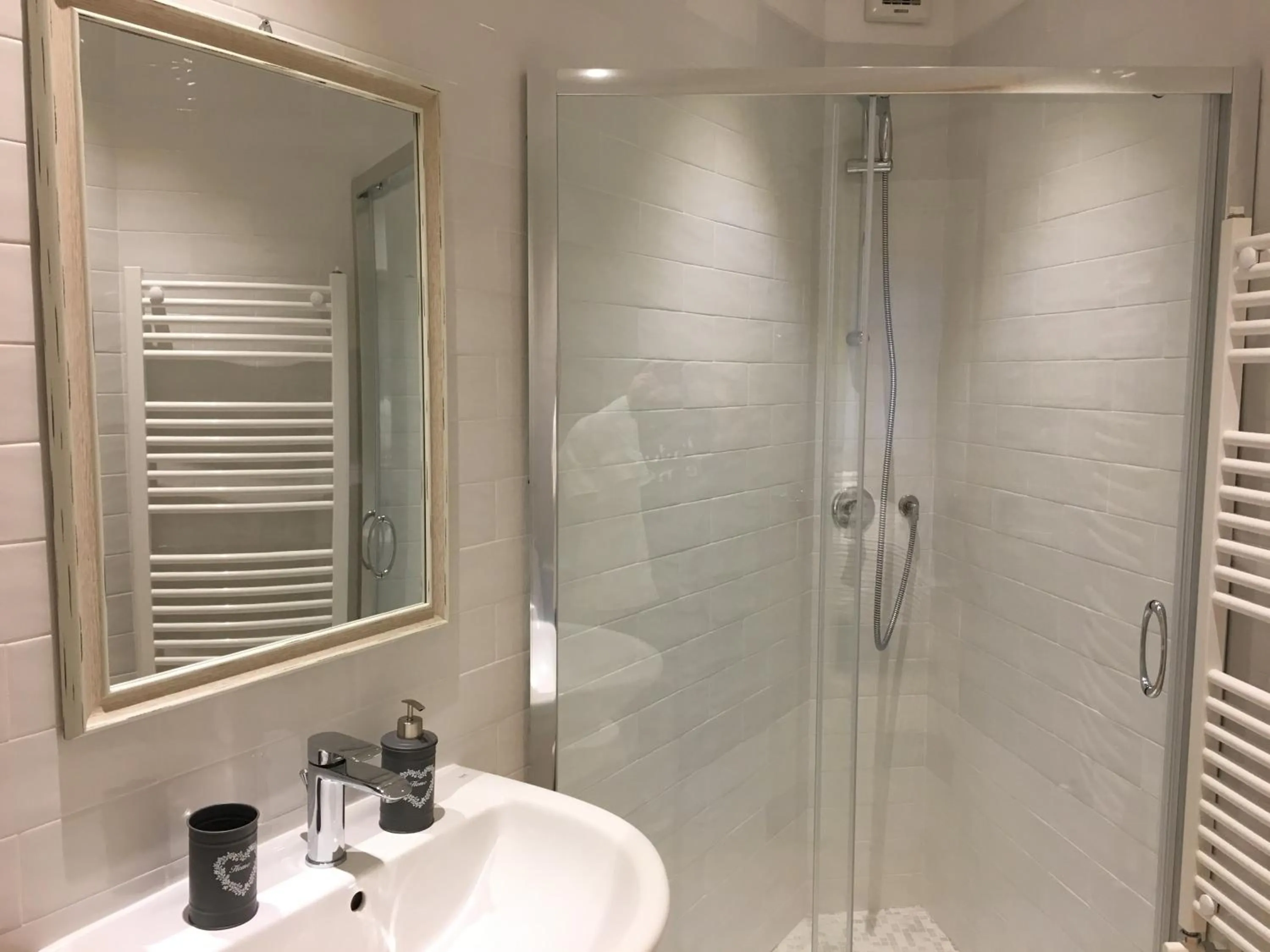 Shower in La Scalinata di Chiaia