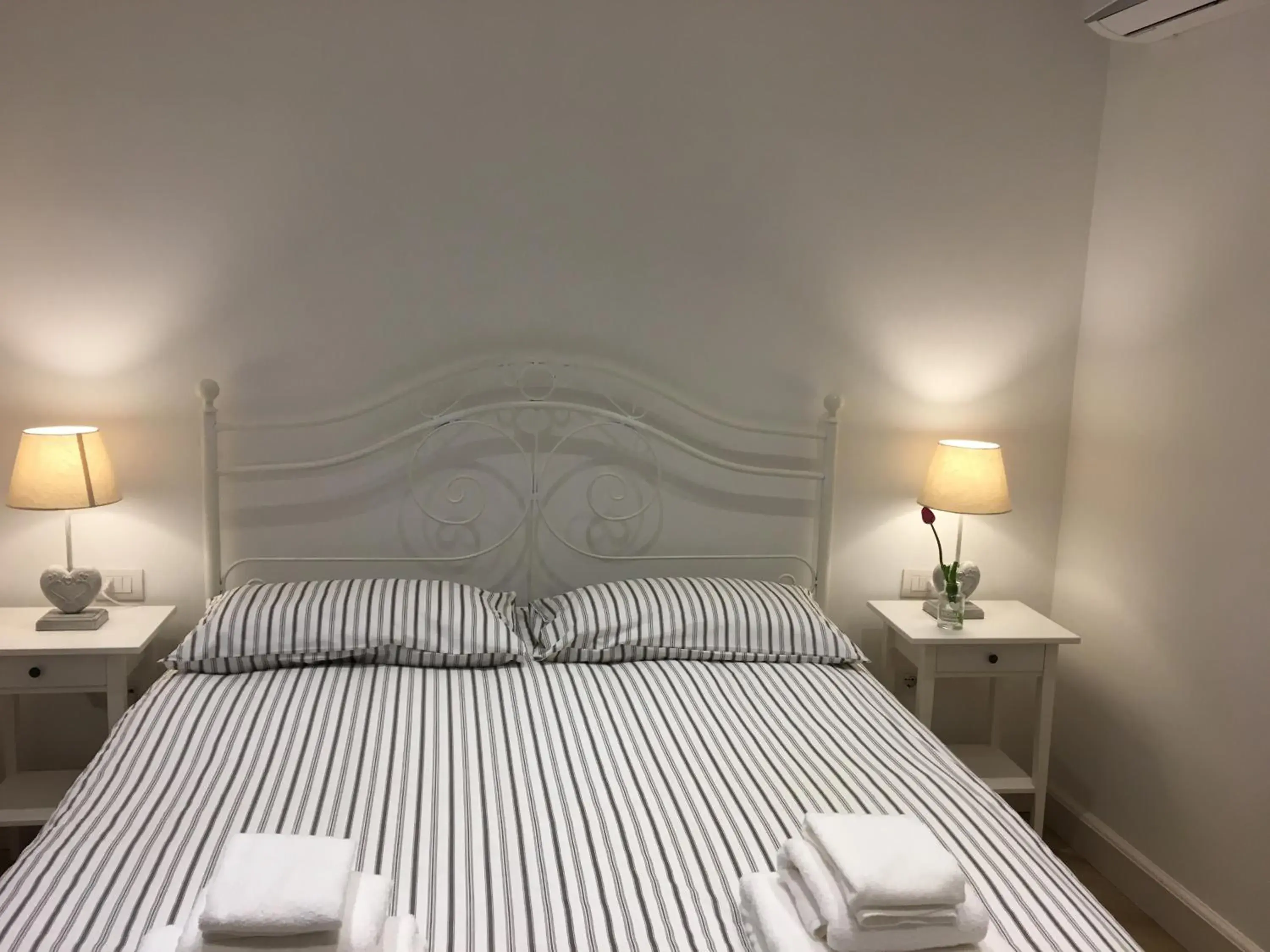 Double Room with Private Bathroom - single occupancy in La Scalinata di Chiaia Double Room with Private Bathroom - single occupancy in La Scalinata di Chiaia