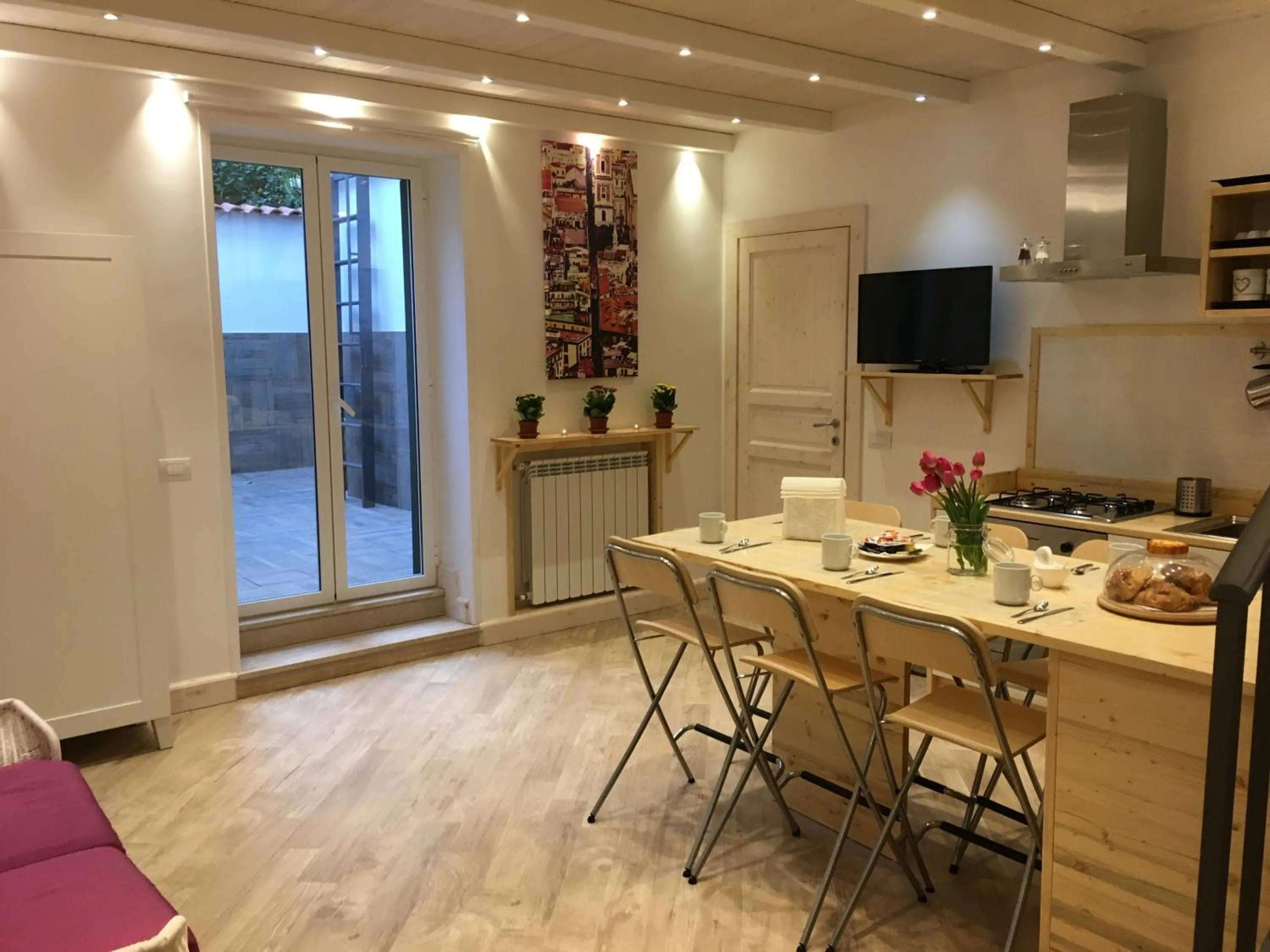 Communal lounge/ TV room in La Scalinata di Chiaia