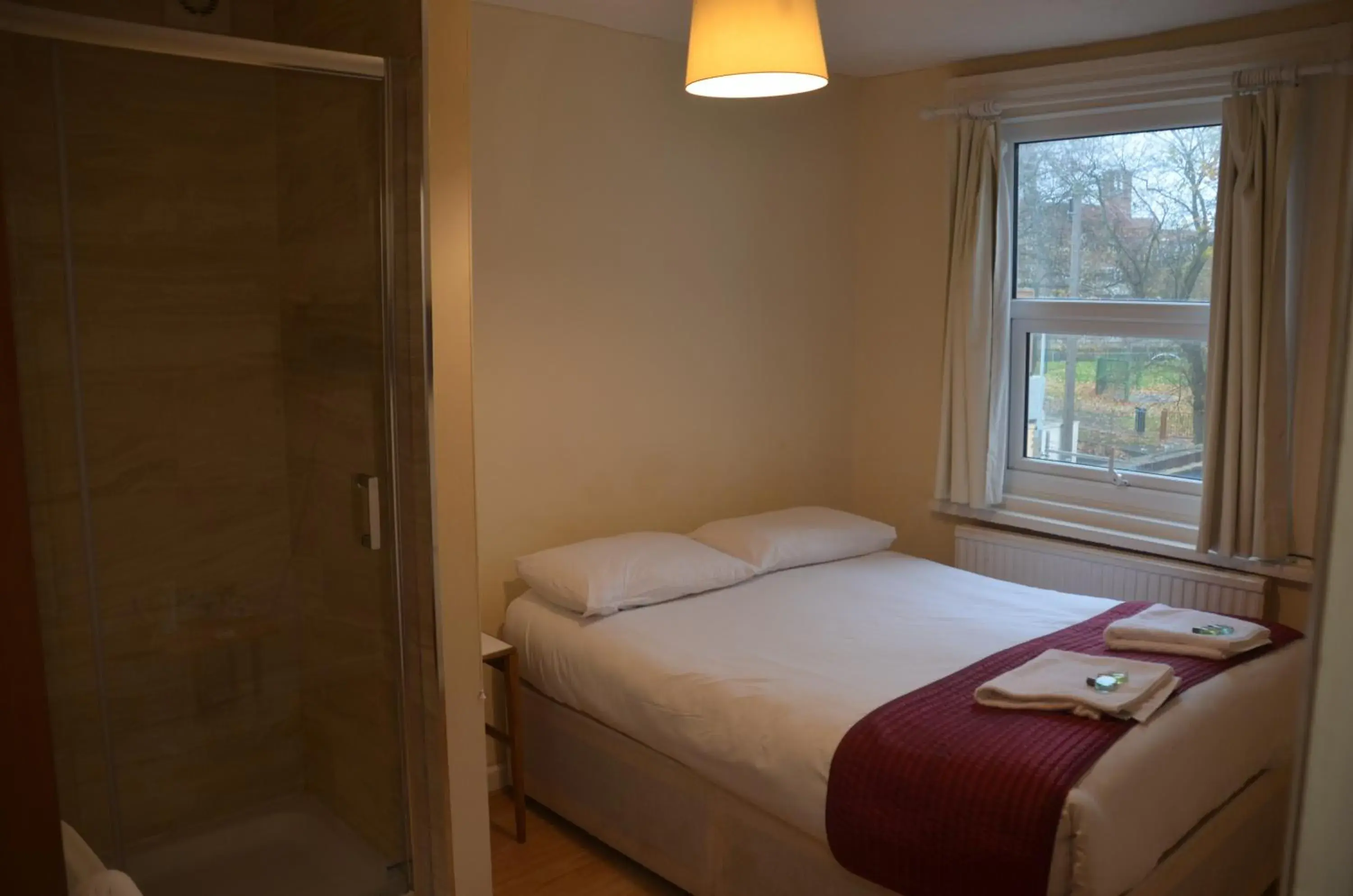 Double Room with Shared Bathroom in Lady Hamilton Inn Double Room with Shared Bathroom in Lady Hamilton Inn