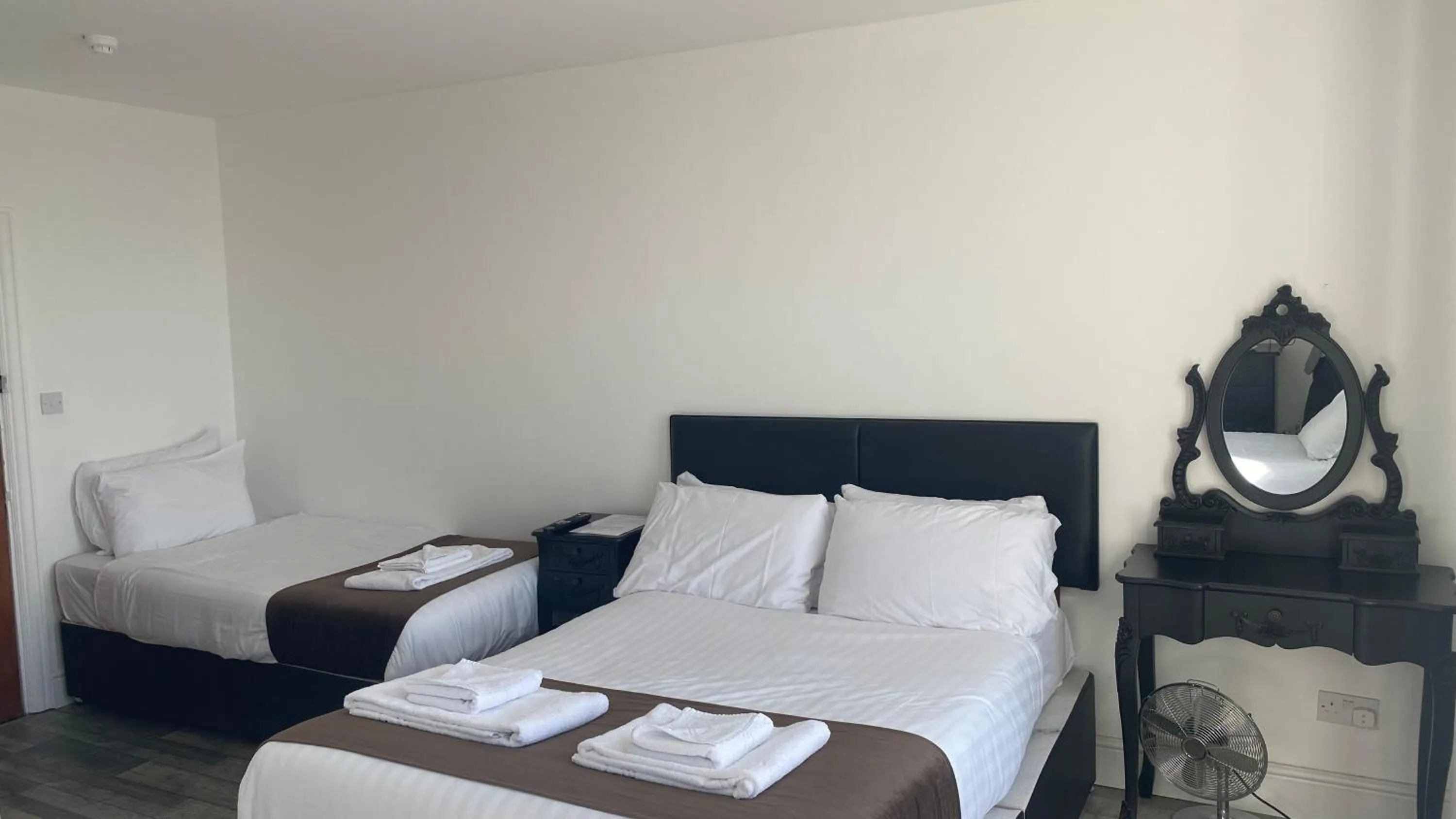 Family Room with Private Bathroom in Lady Hamilton Inn