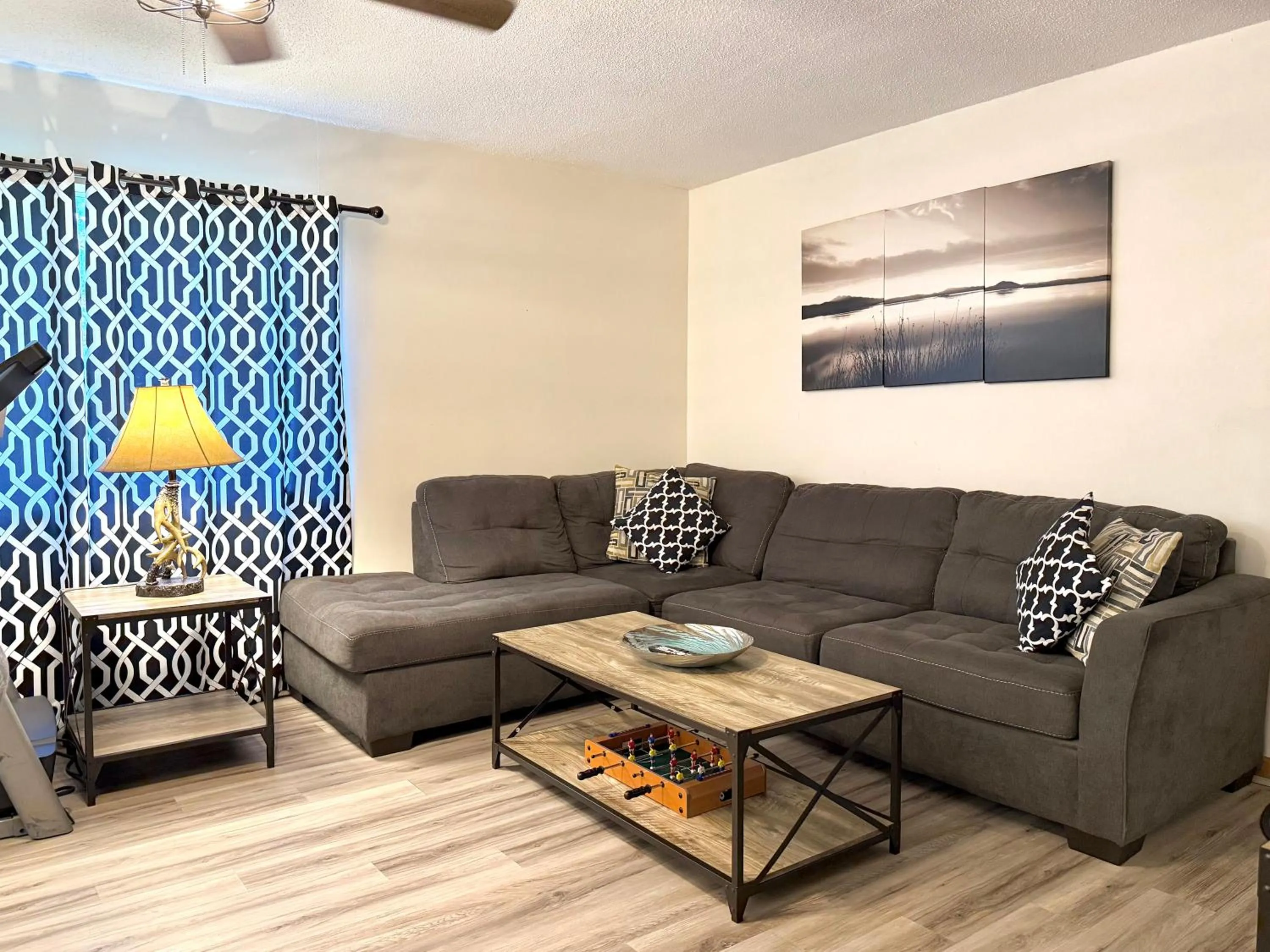 Living room in Skaneateles Inn on 20