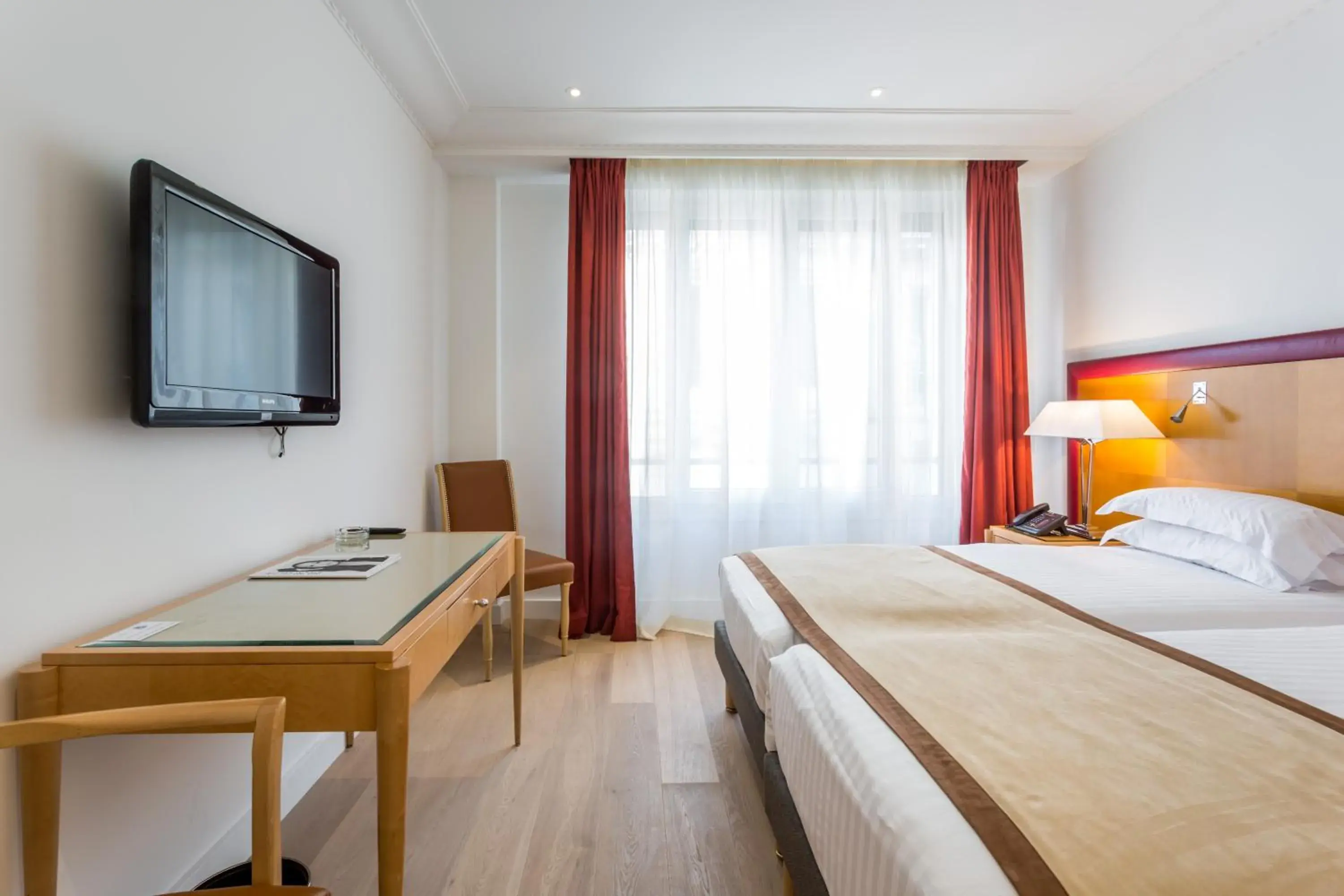 Bedroom, Bed in Hôtel De Castiglione Bedroom, Bed in Hôtel De Castiglione