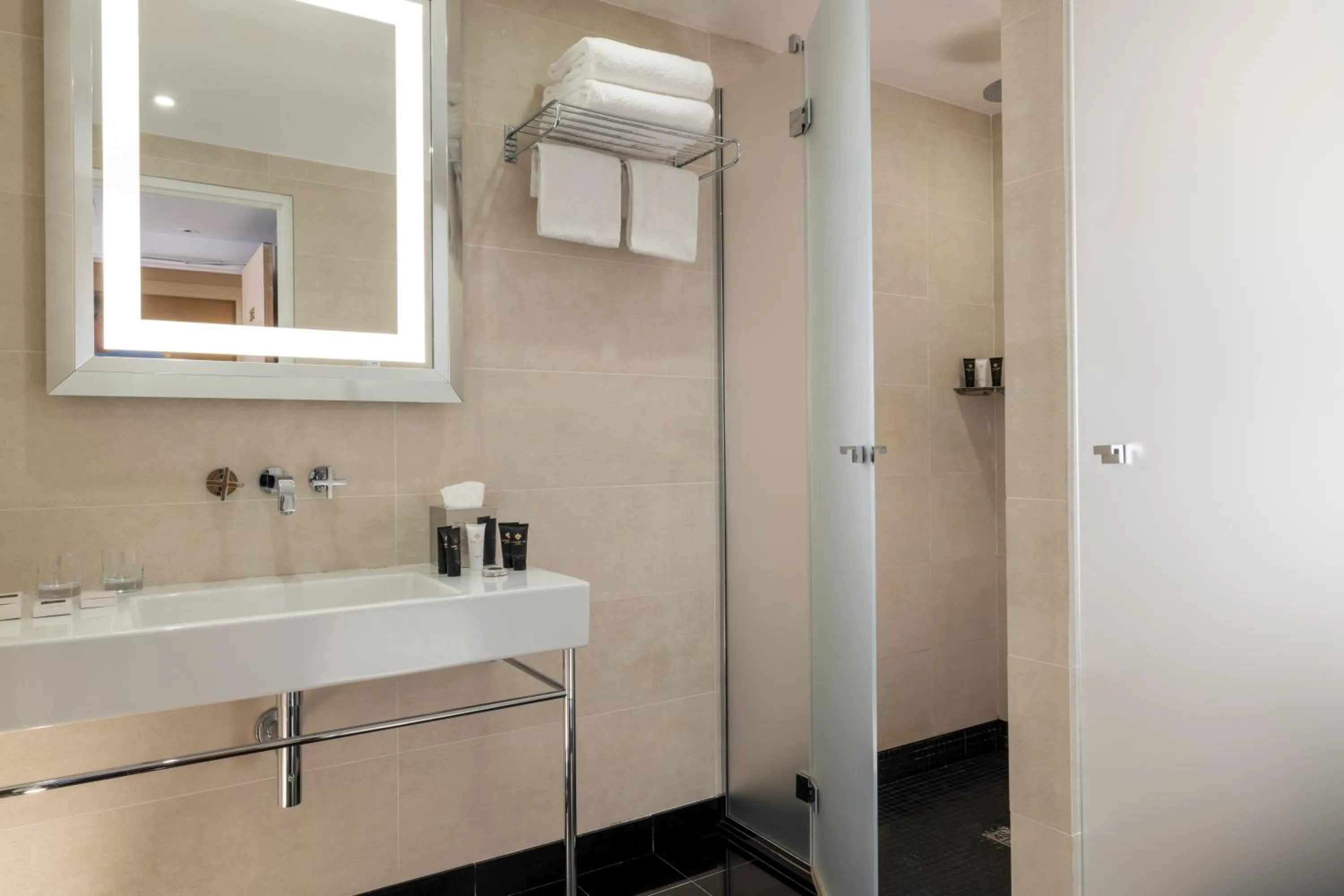 Bathroom in Hôtel De Castiglione