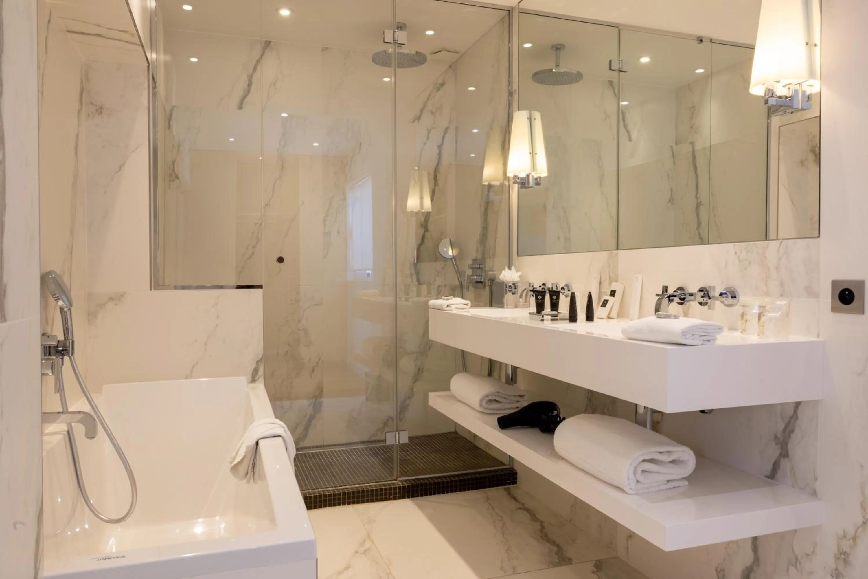 Bathroom in Hôtel De Castiglione