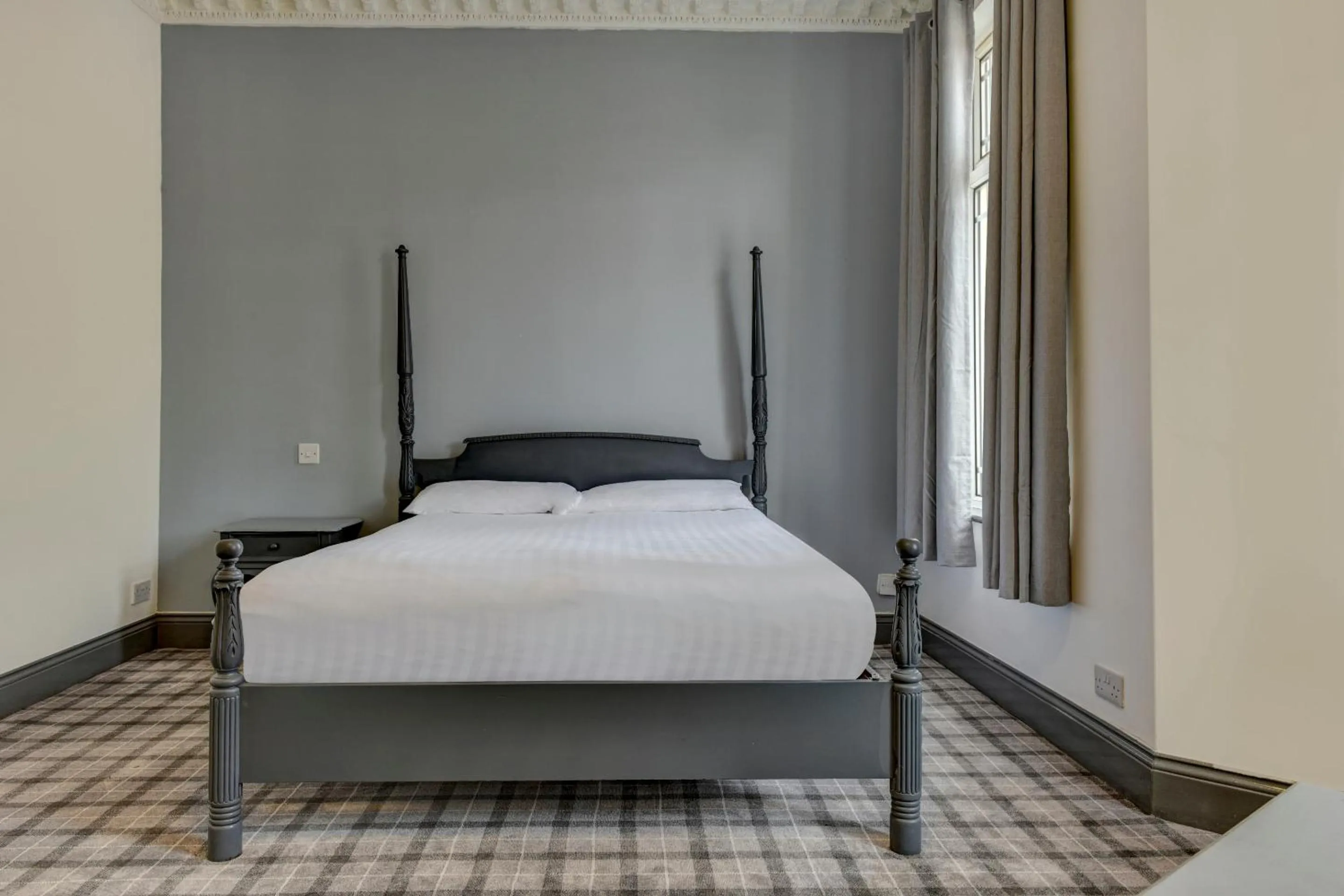 Bedroom, Bed in Empire Hotel