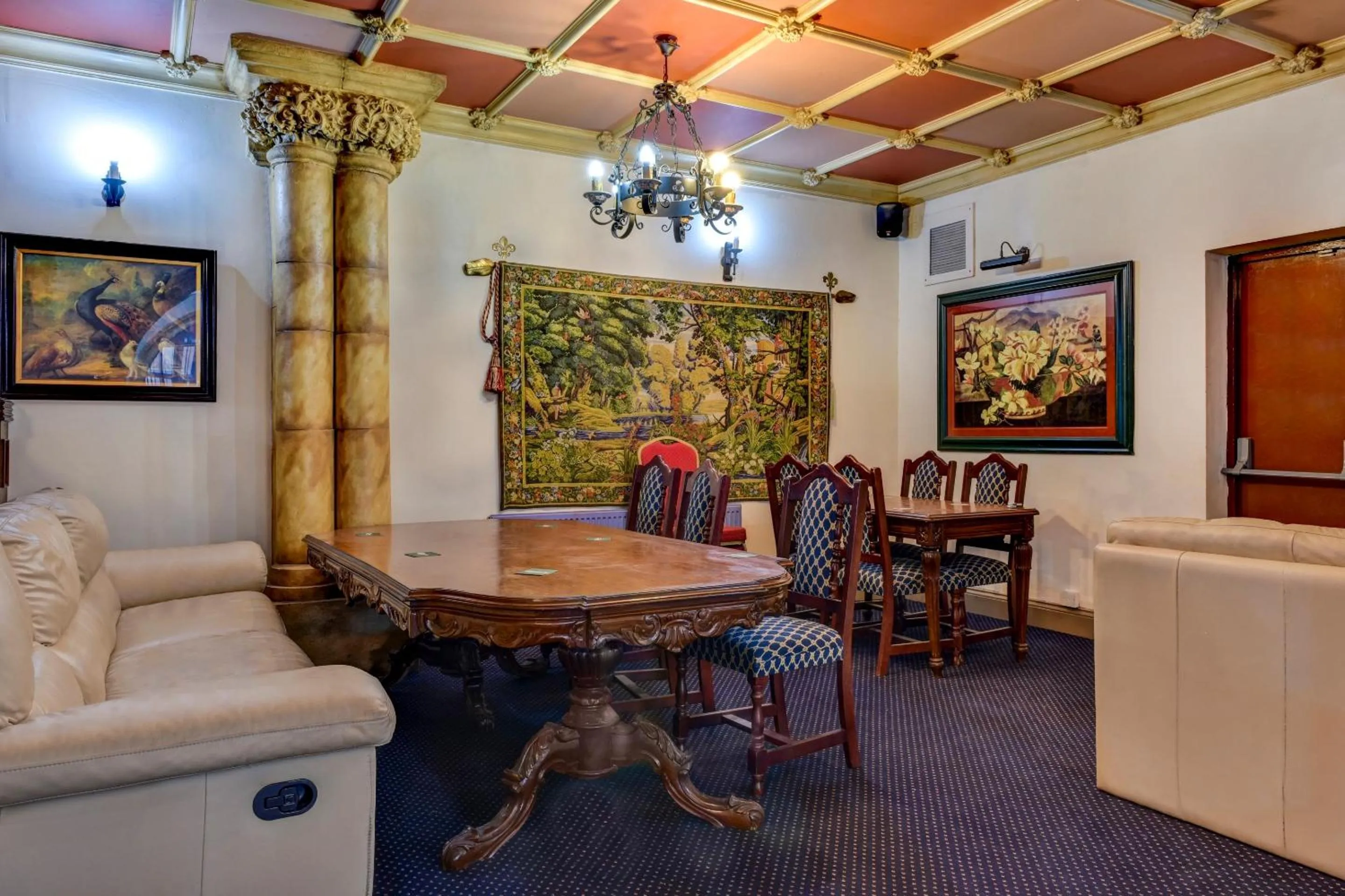 Lounge or bar in Empire Hotel