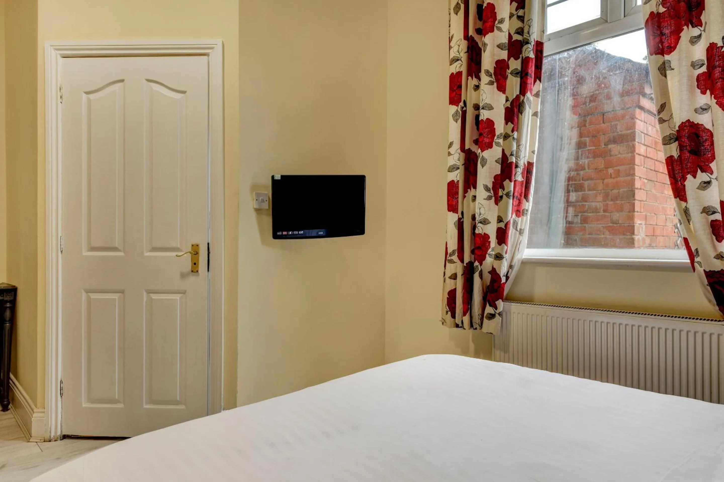 Bedroom, Bed in Empire Hotel