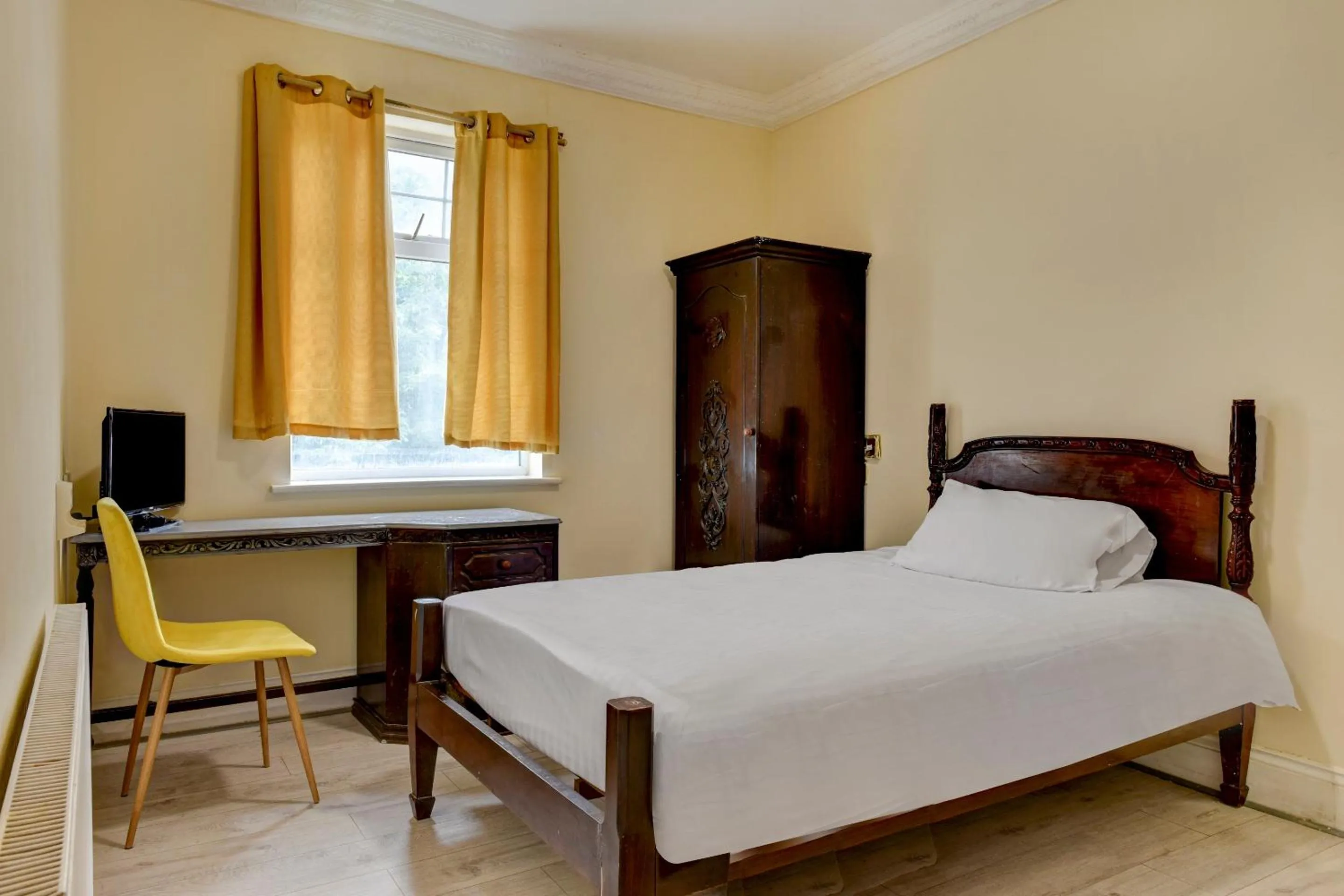 Bedroom, Bed in Empire Hotel