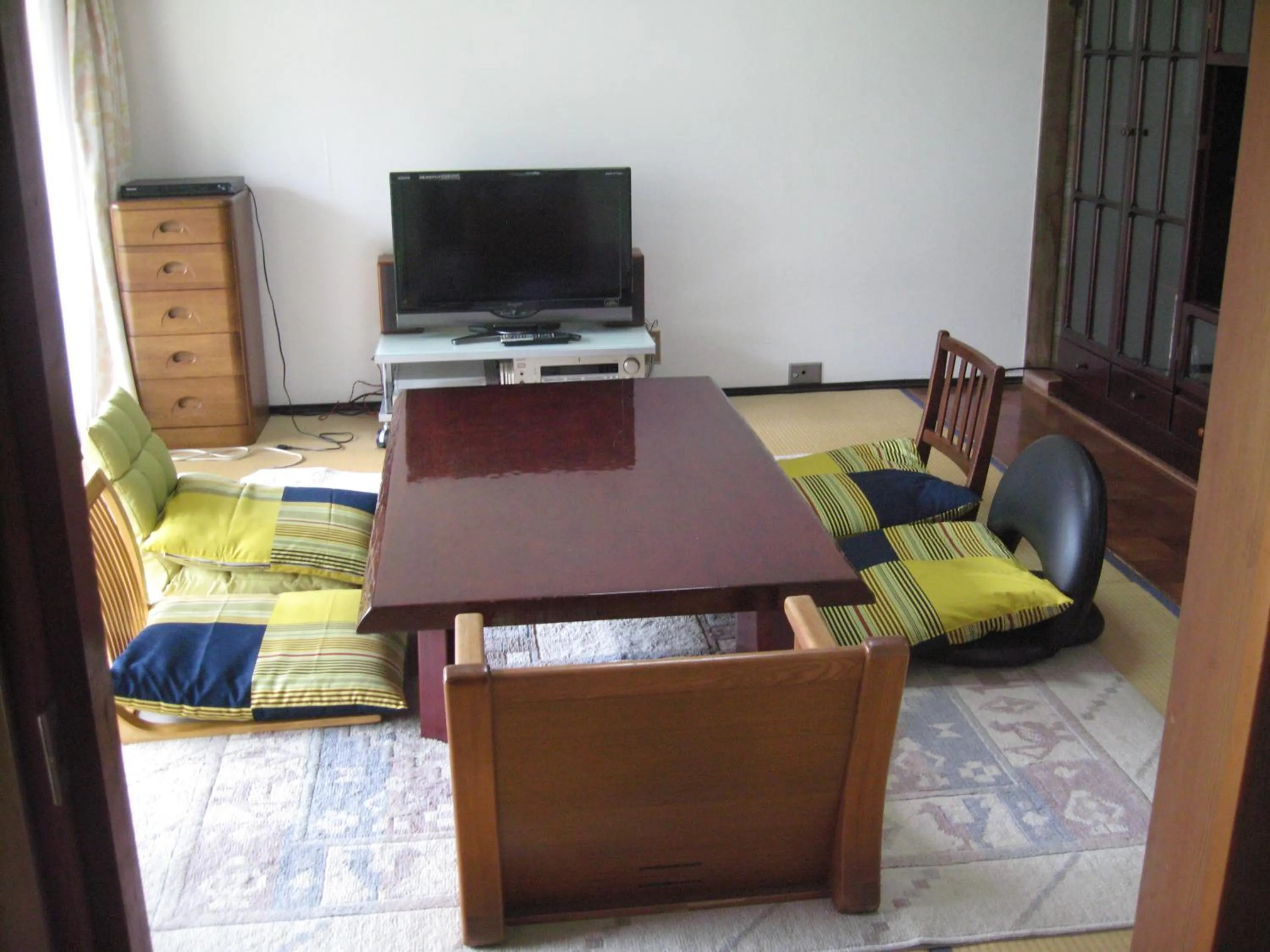 Communal lounge/ TV room, Bed in Guesthouse Fukiaesu