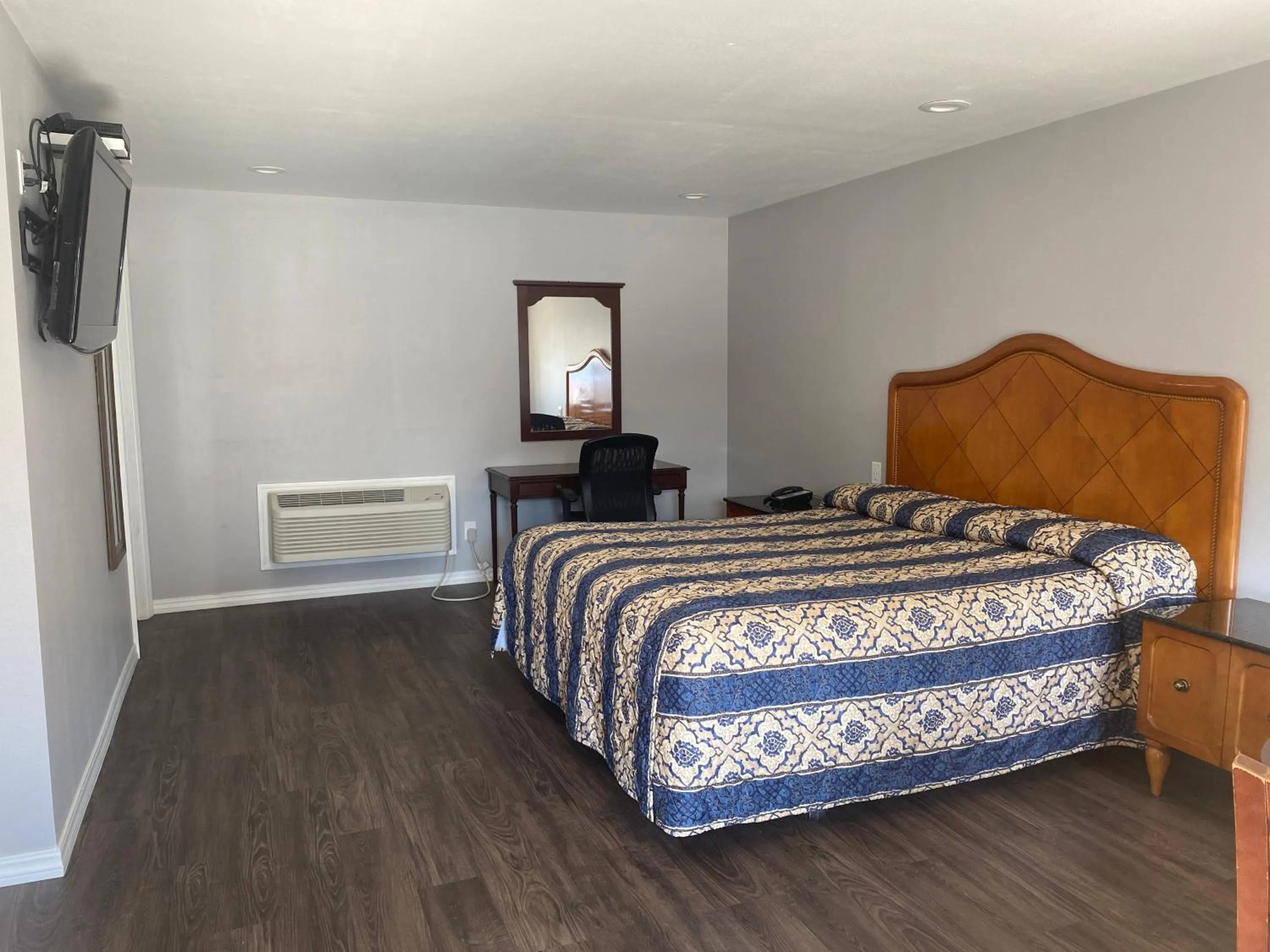 Photo of the whole room, Bed in Sun Valley Inn