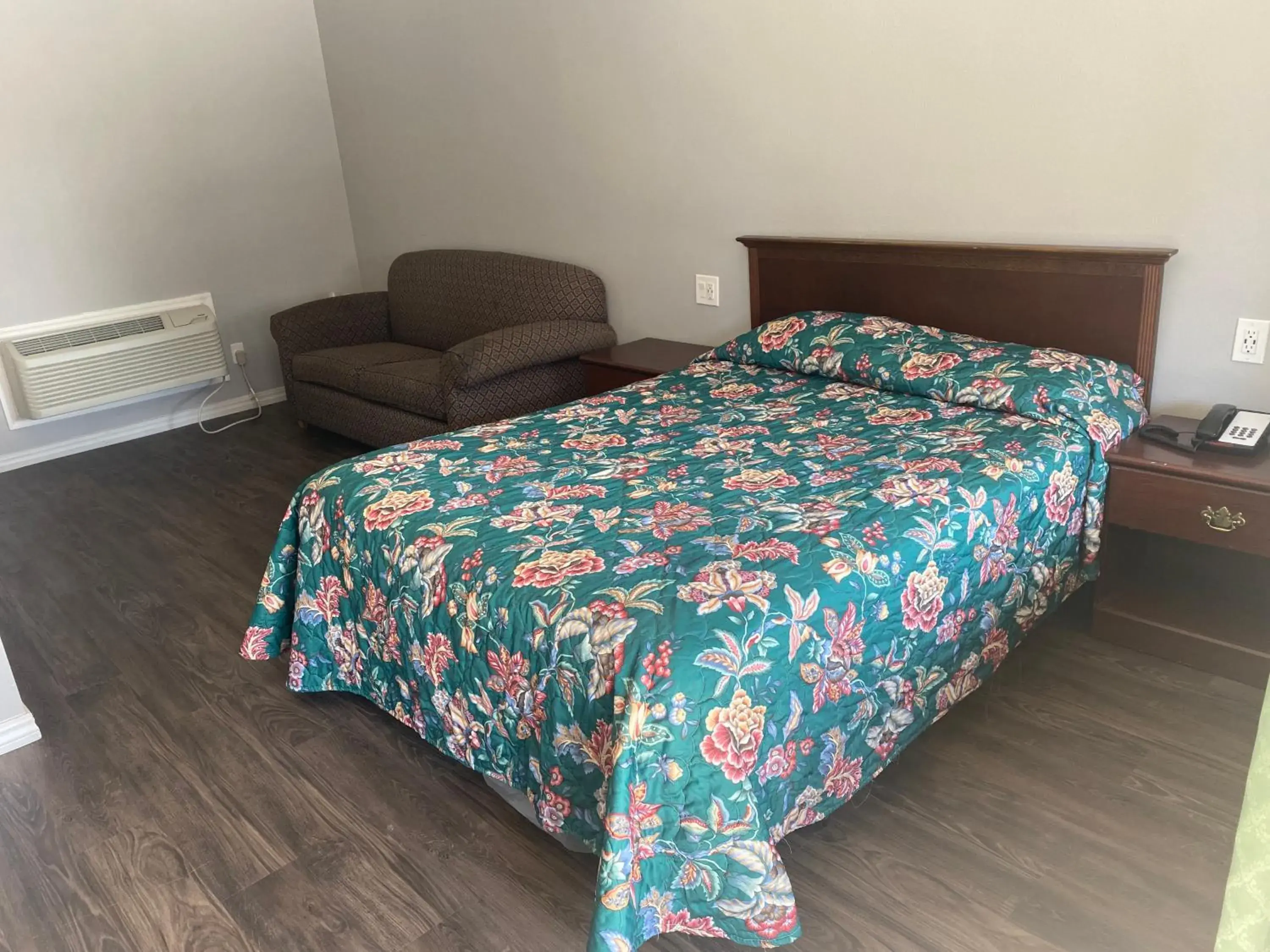 Queen Room - Disability Access in Sun Valley Inn Queen Room - Disability Access in Sun Valley Inn