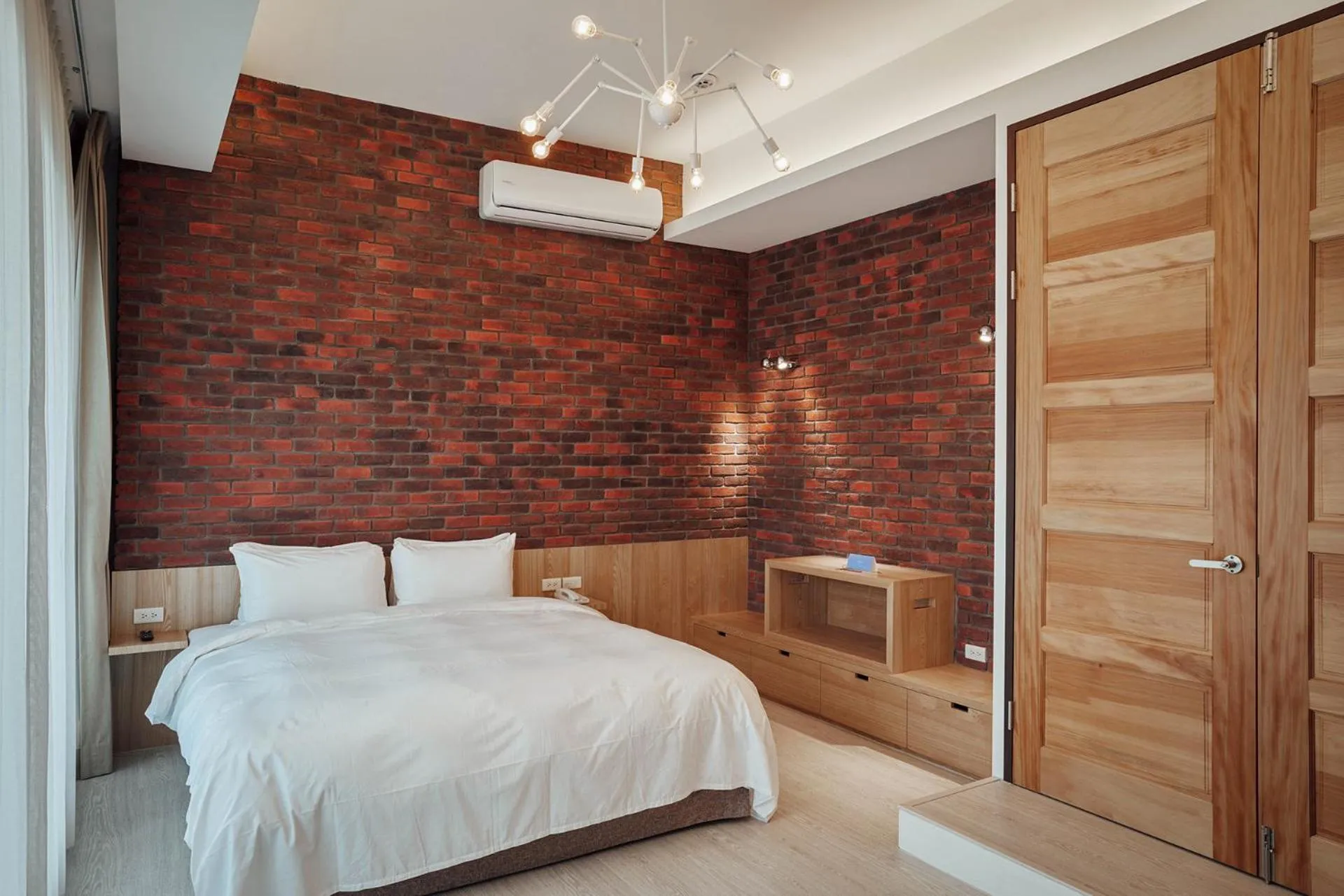 Queen Room with Garden View in Onsense Villa