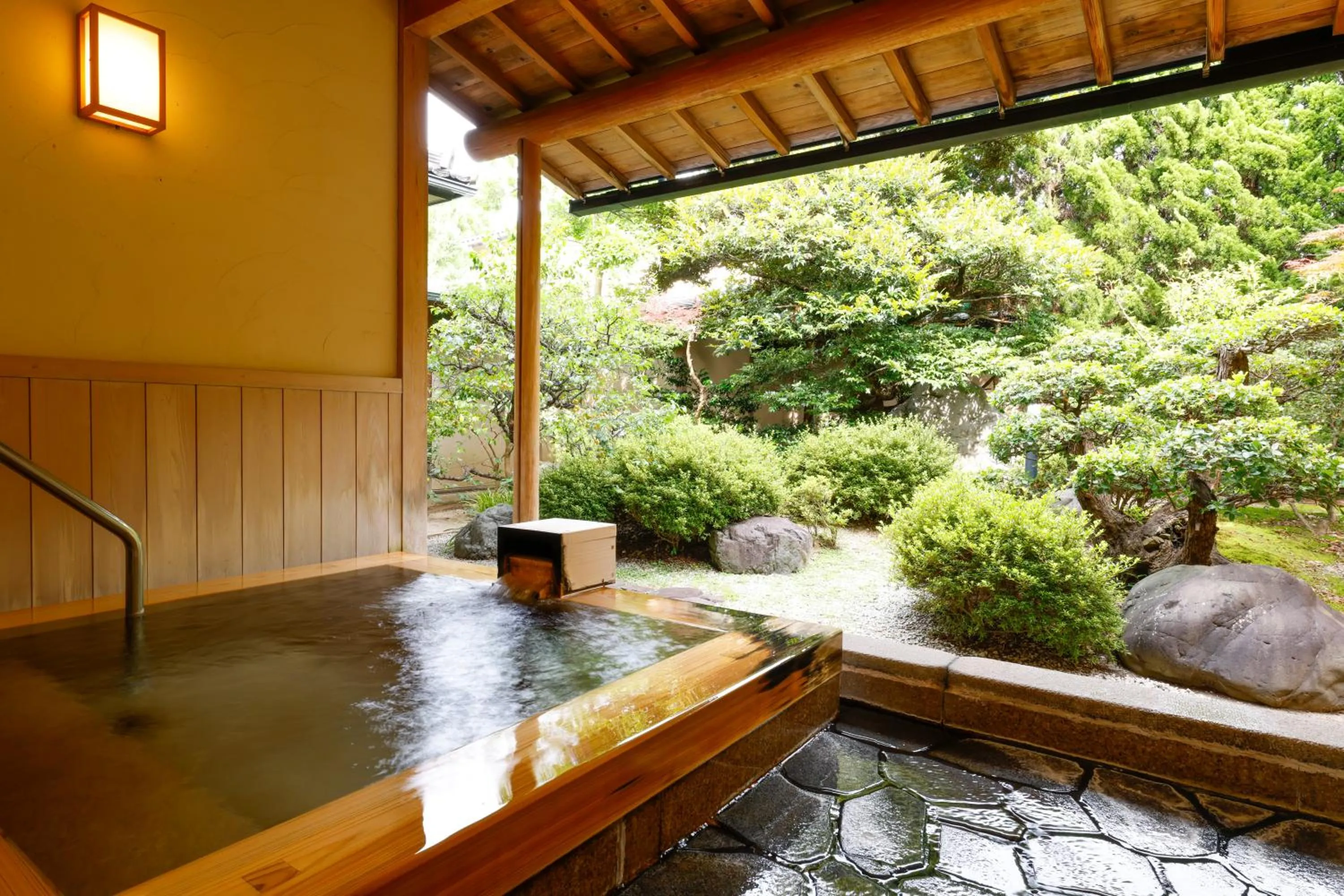 Hot Spring Bath in Kaikatei Hanagozen
