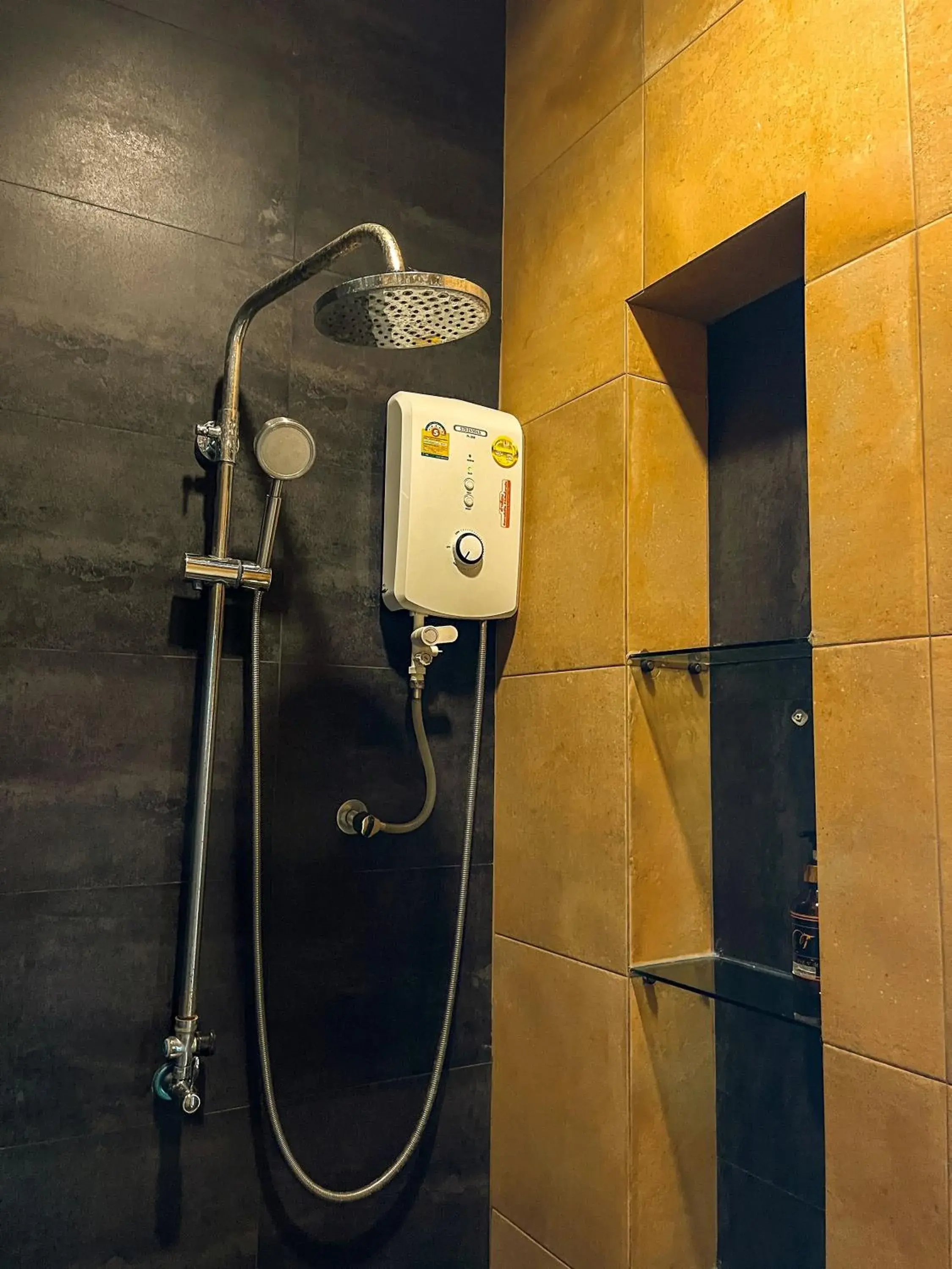 Bathroom in BaanMee Phuket near Chalong Pier Bathroom in BaanMee Phuket near Chalong Pier