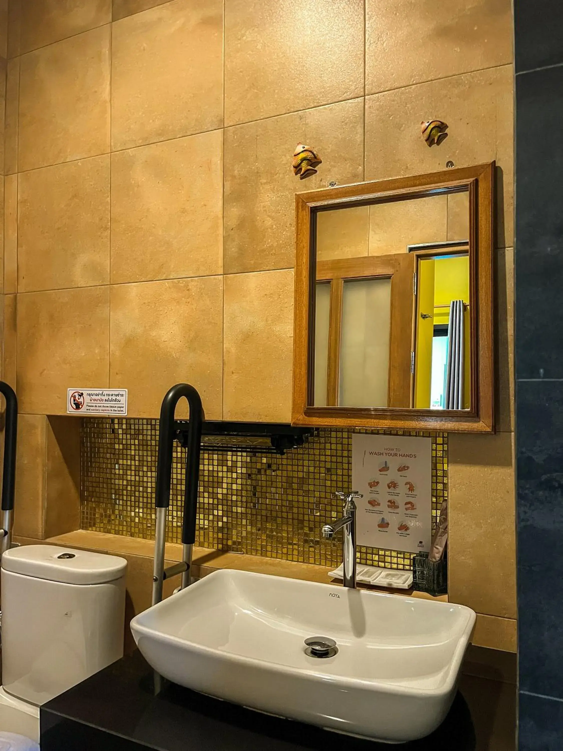 Bathroom in BaanMee Phuket near Chalong Pier Bathroom in BaanMee Phuket near Chalong Pier