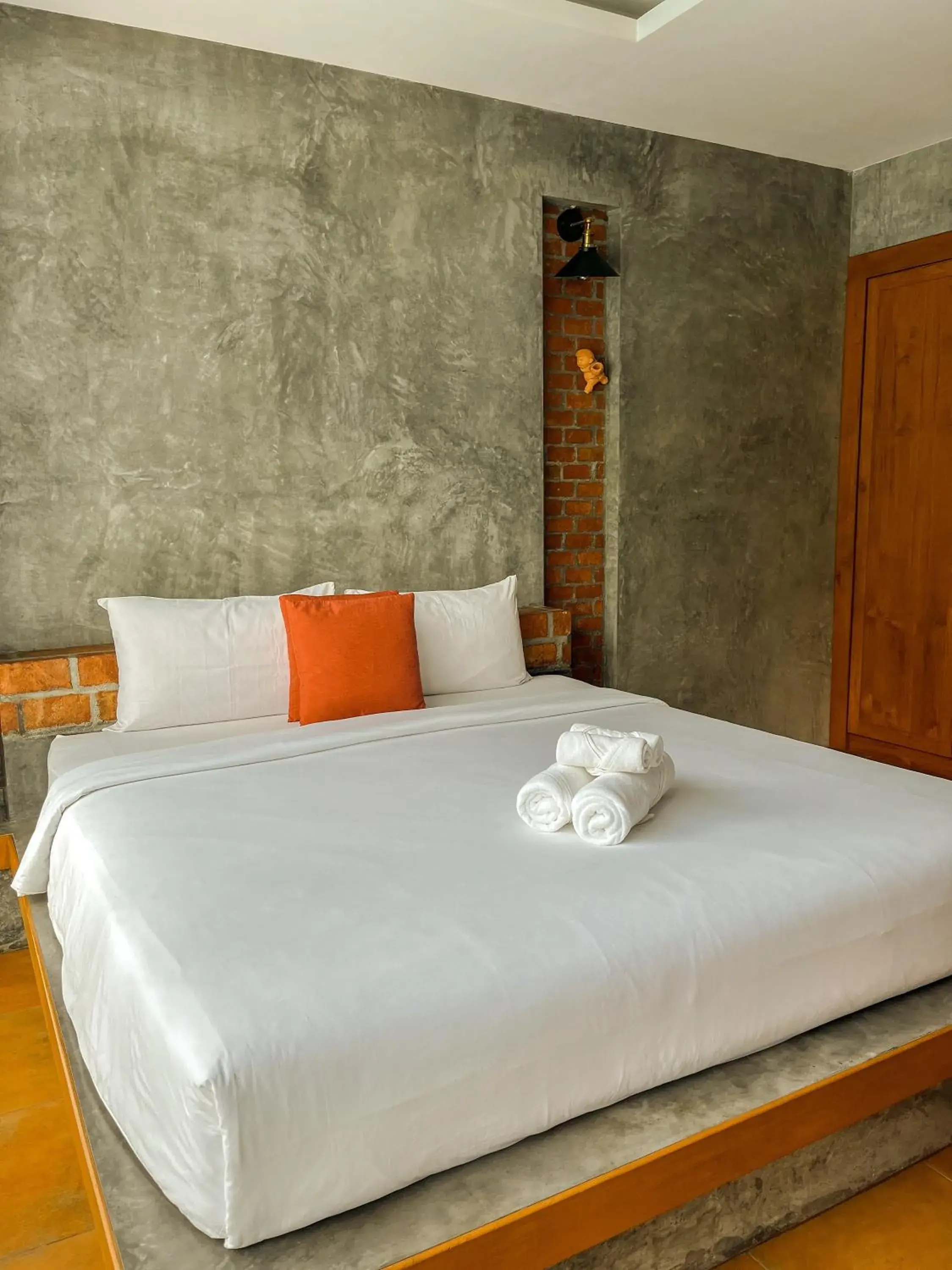 Bed in BaanMee Phuket near Chalong Pier Bed in BaanMee Phuket near Chalong Pier