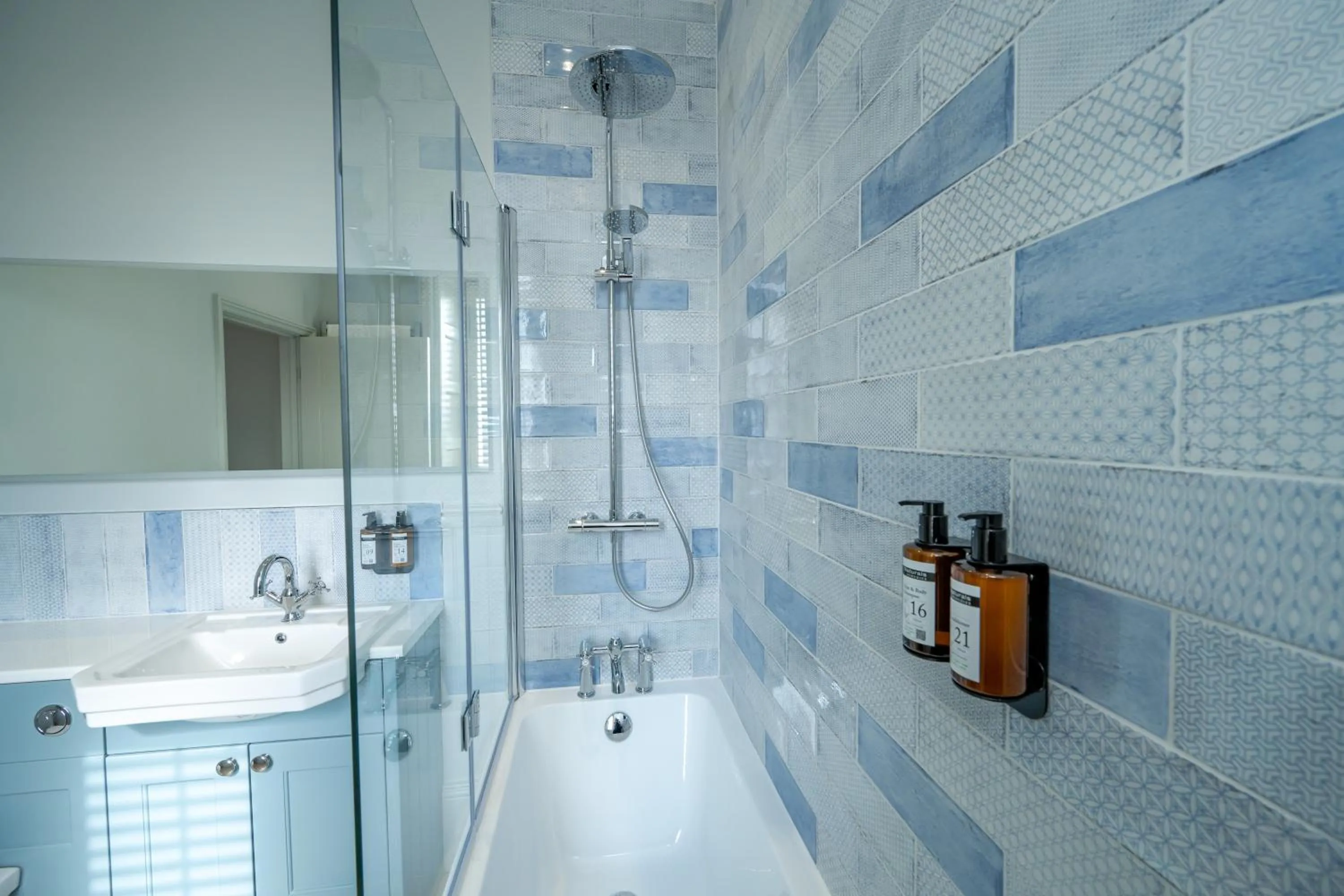 Shower in The Golden Lion Hotel