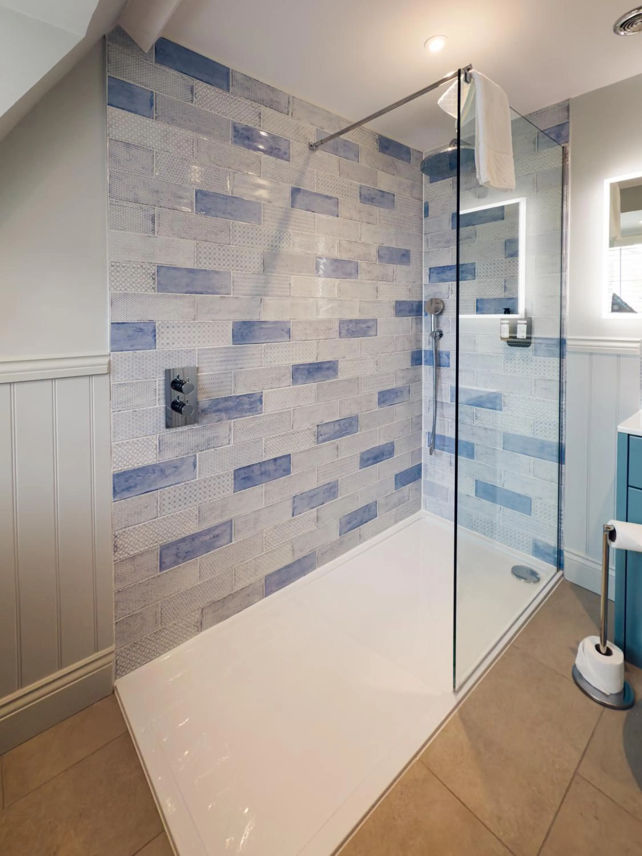 Shower in The Golden Lion Hotel