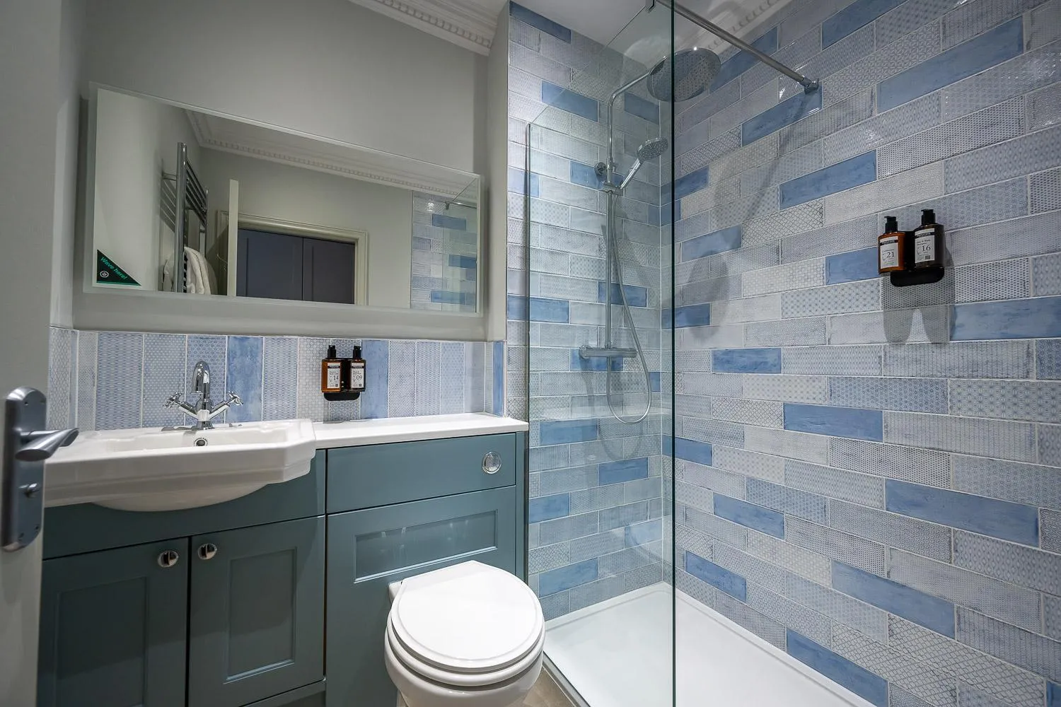 Shower in The Golden Lion Hotel