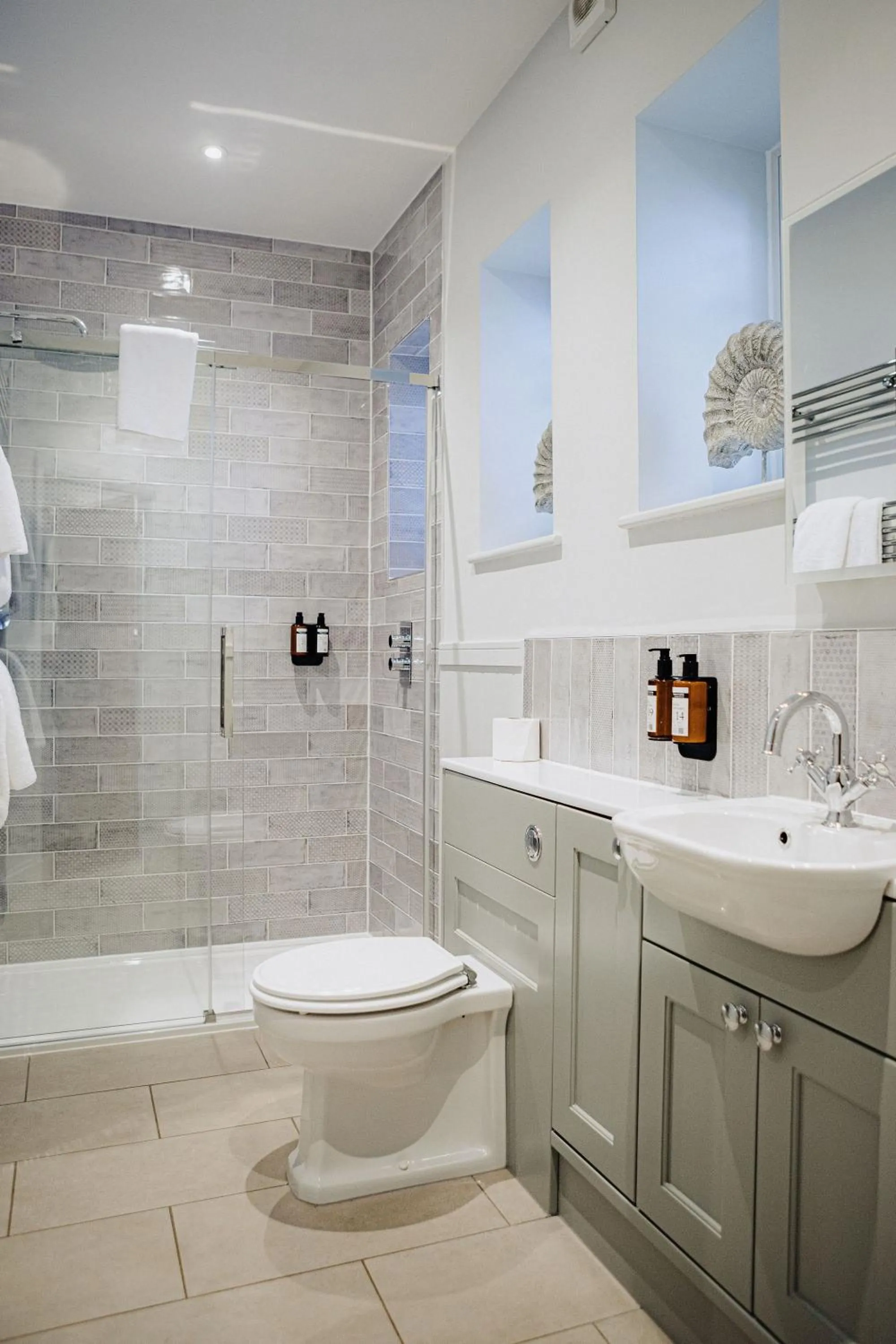 Shower in The Golden Lion Hotel