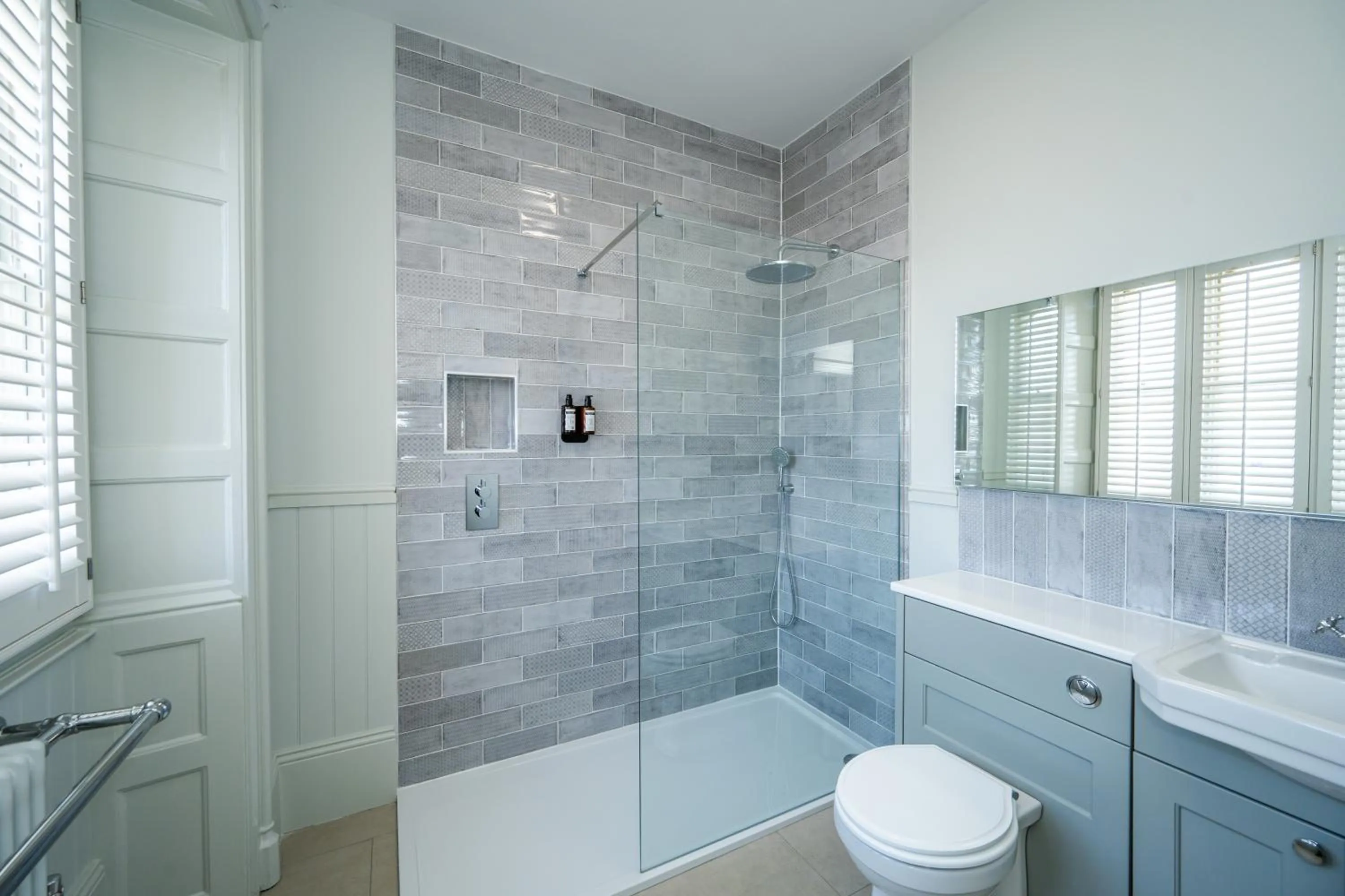 Shower in The Golden Lion Hotel