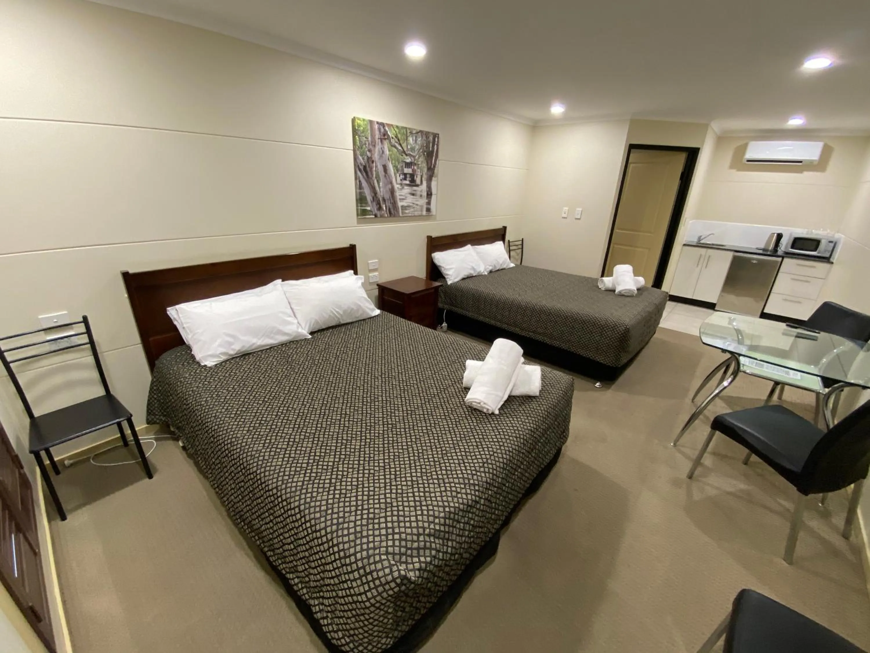 Bed in Balranald Club Motel