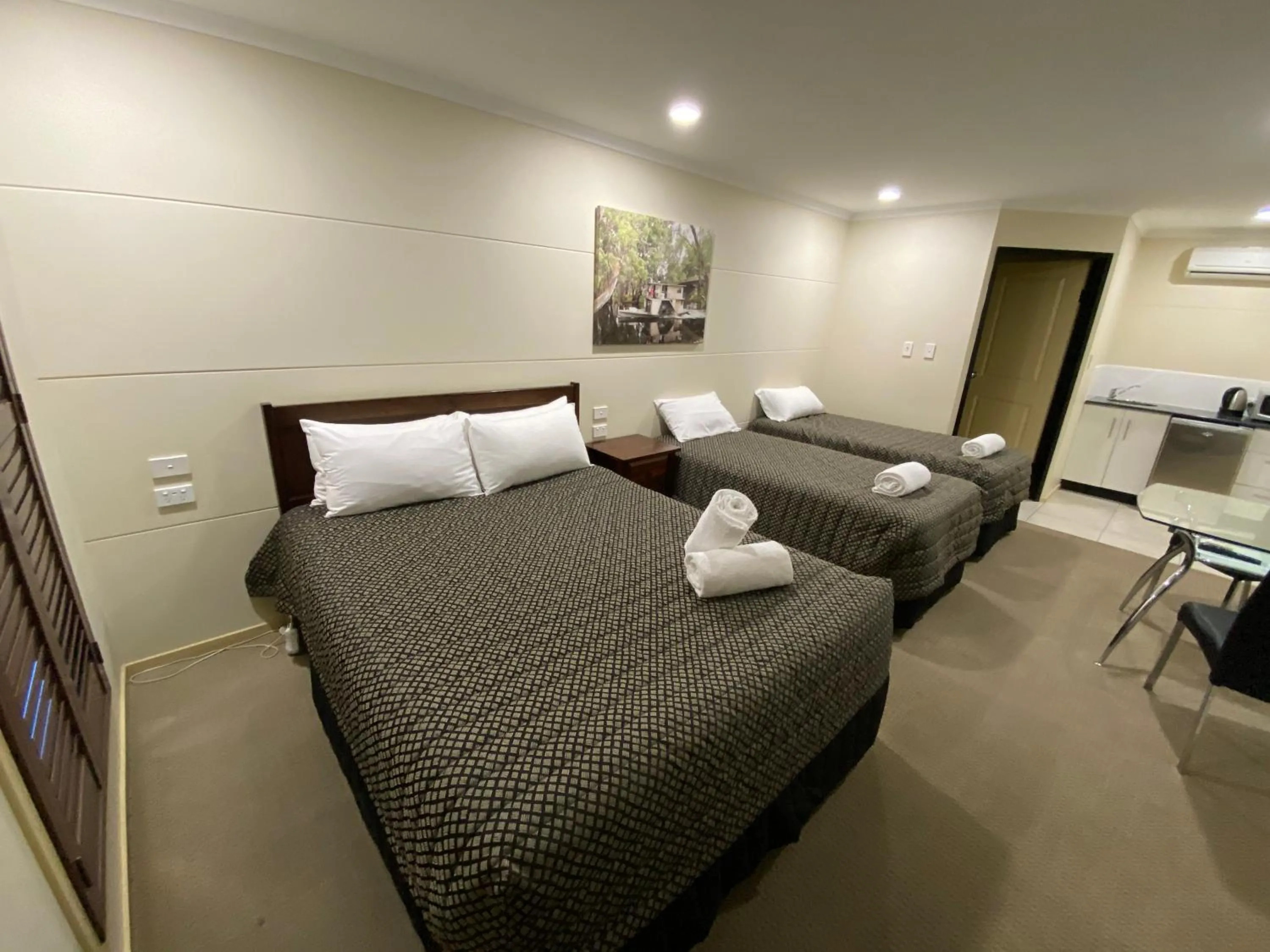 Bed in Balranald Club Motel