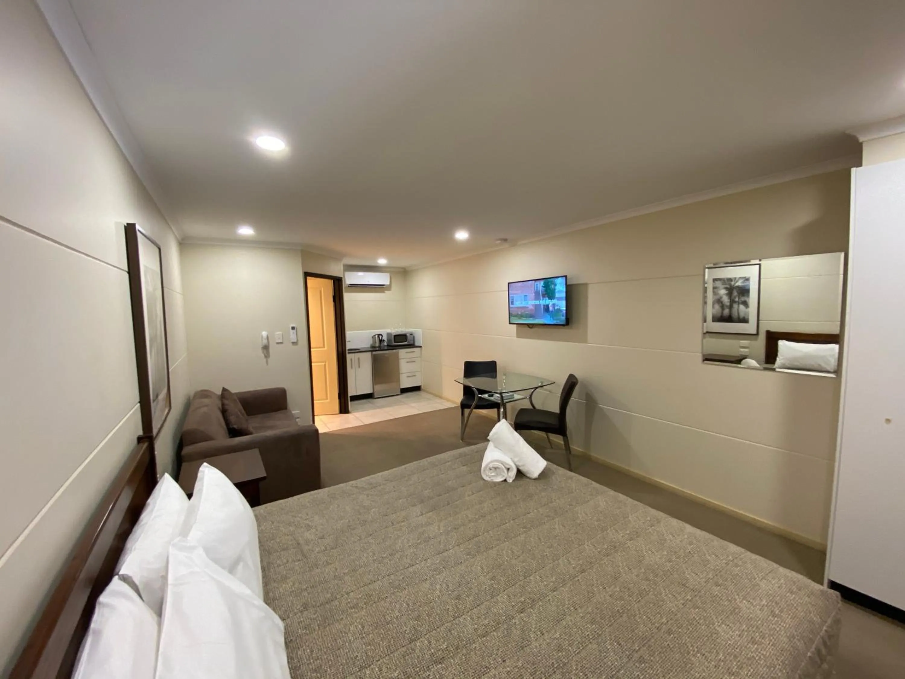 Bed in Balranald Club Motel