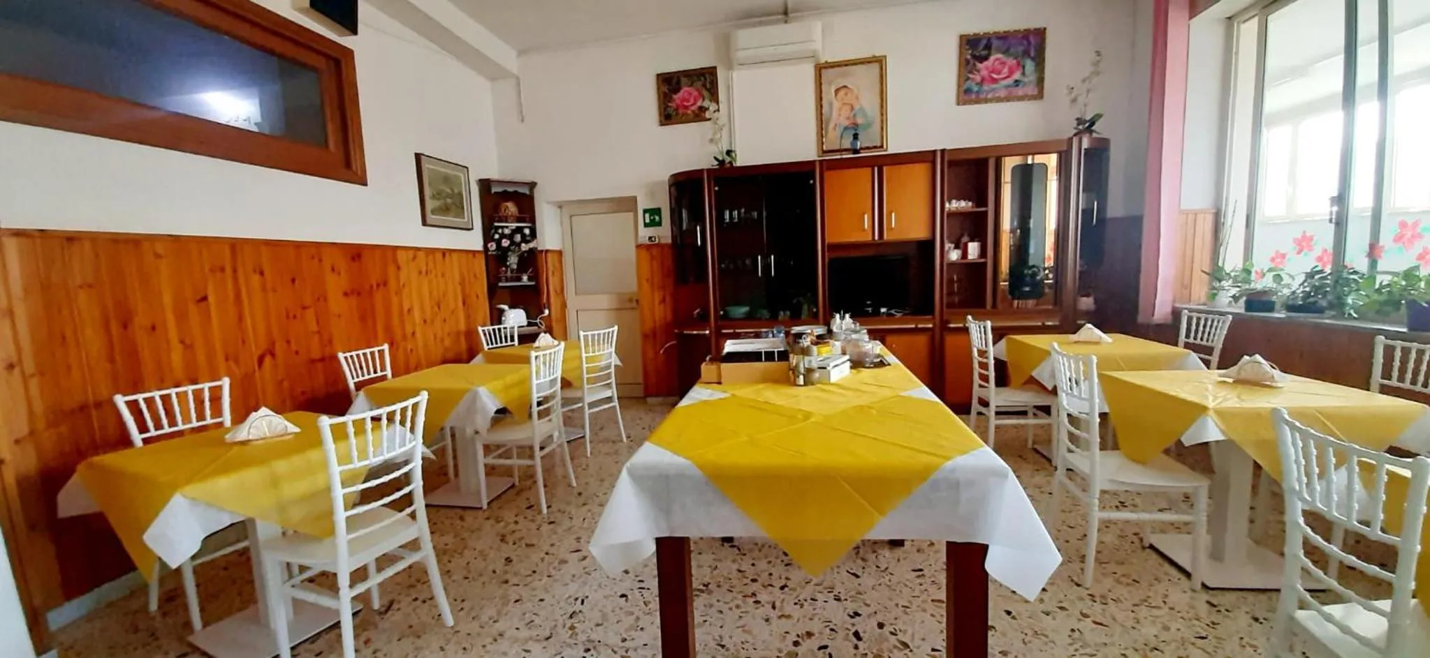 Restaurant/places to eat in Villa Pacis