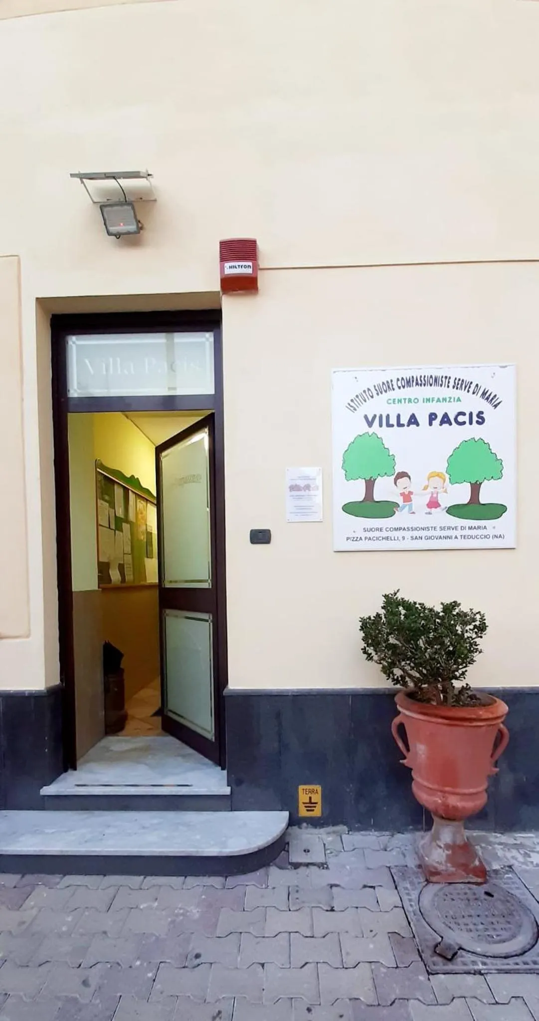 Facade/entrance in Villa Pacis