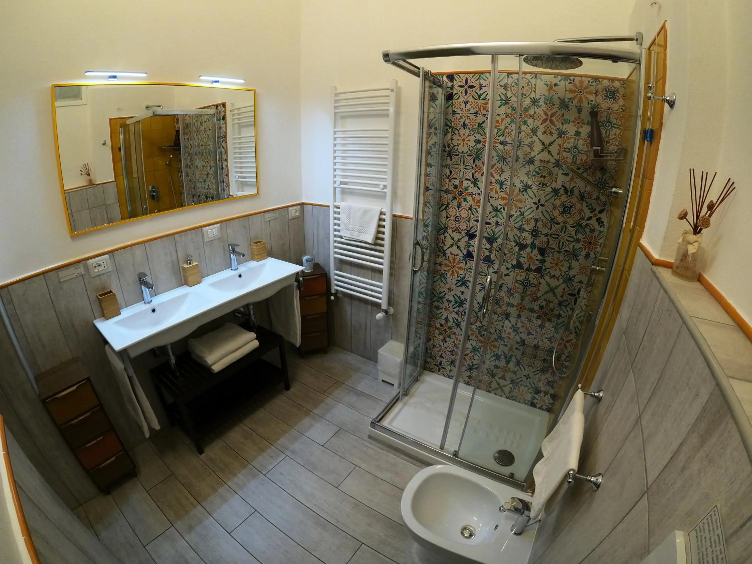 Shower in Five Roses Bed & Breakfast