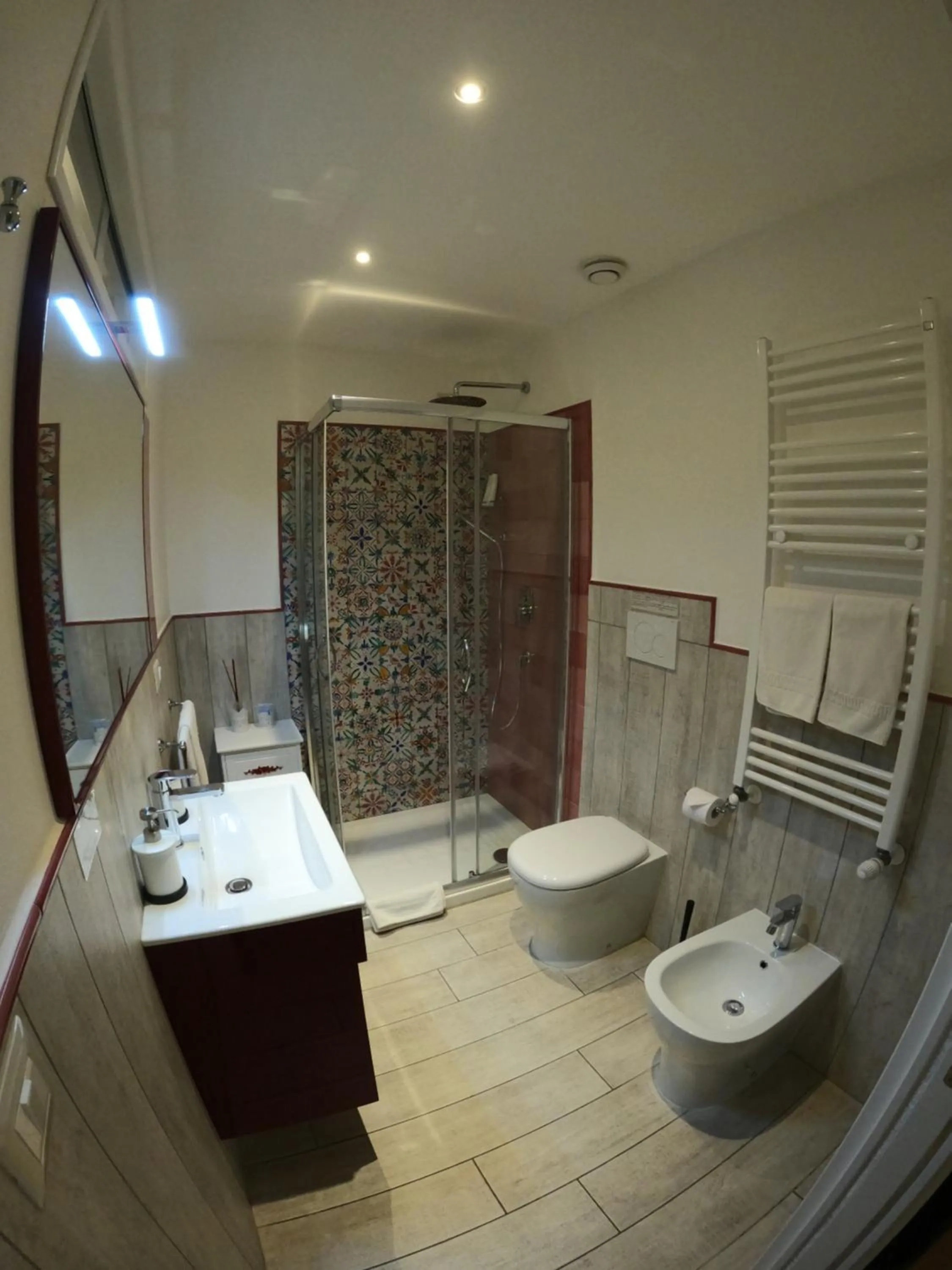 Shower in Five Roses Bed & Breakfast