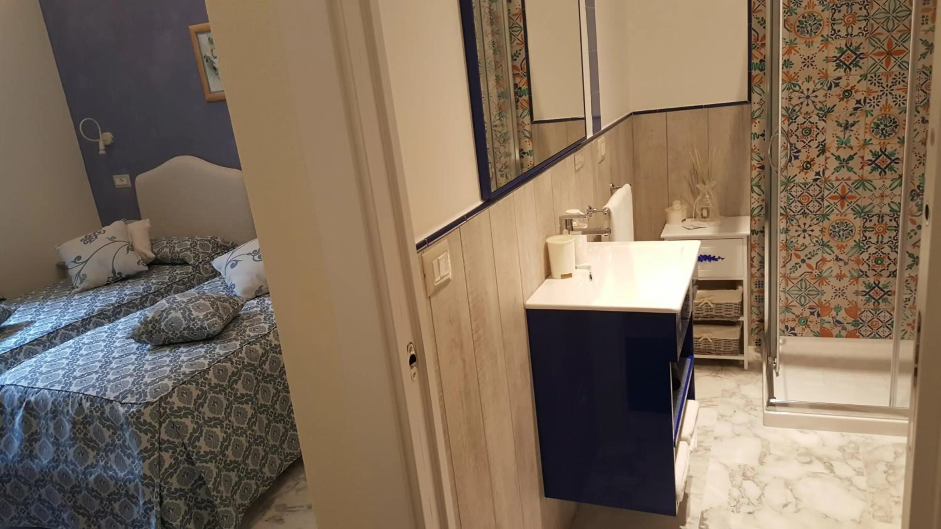 Bedroom, Bed in Five Roses Bed & Breakfast