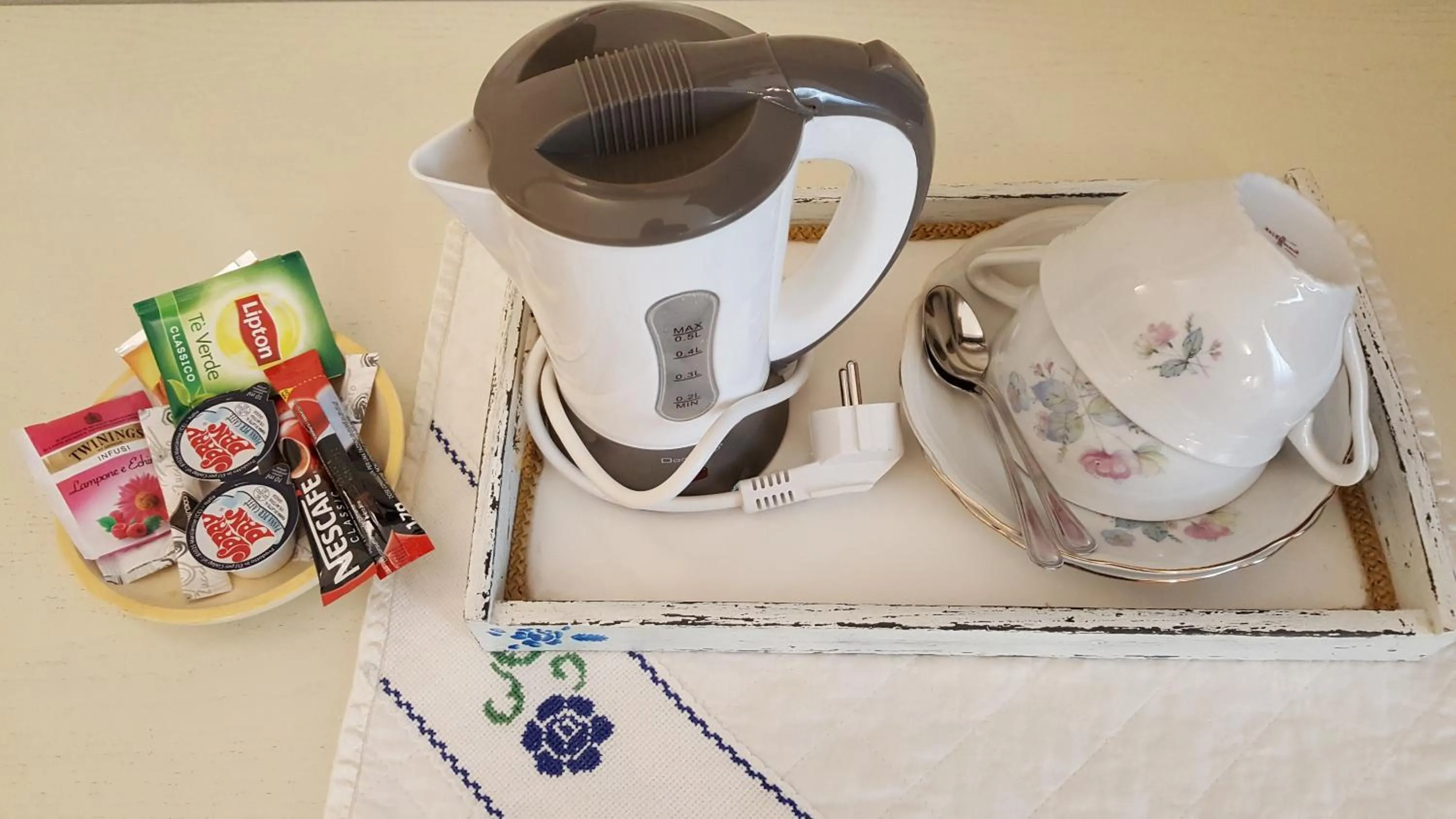 Coffee/tea facilities in Five Roses Bed & Breakfast