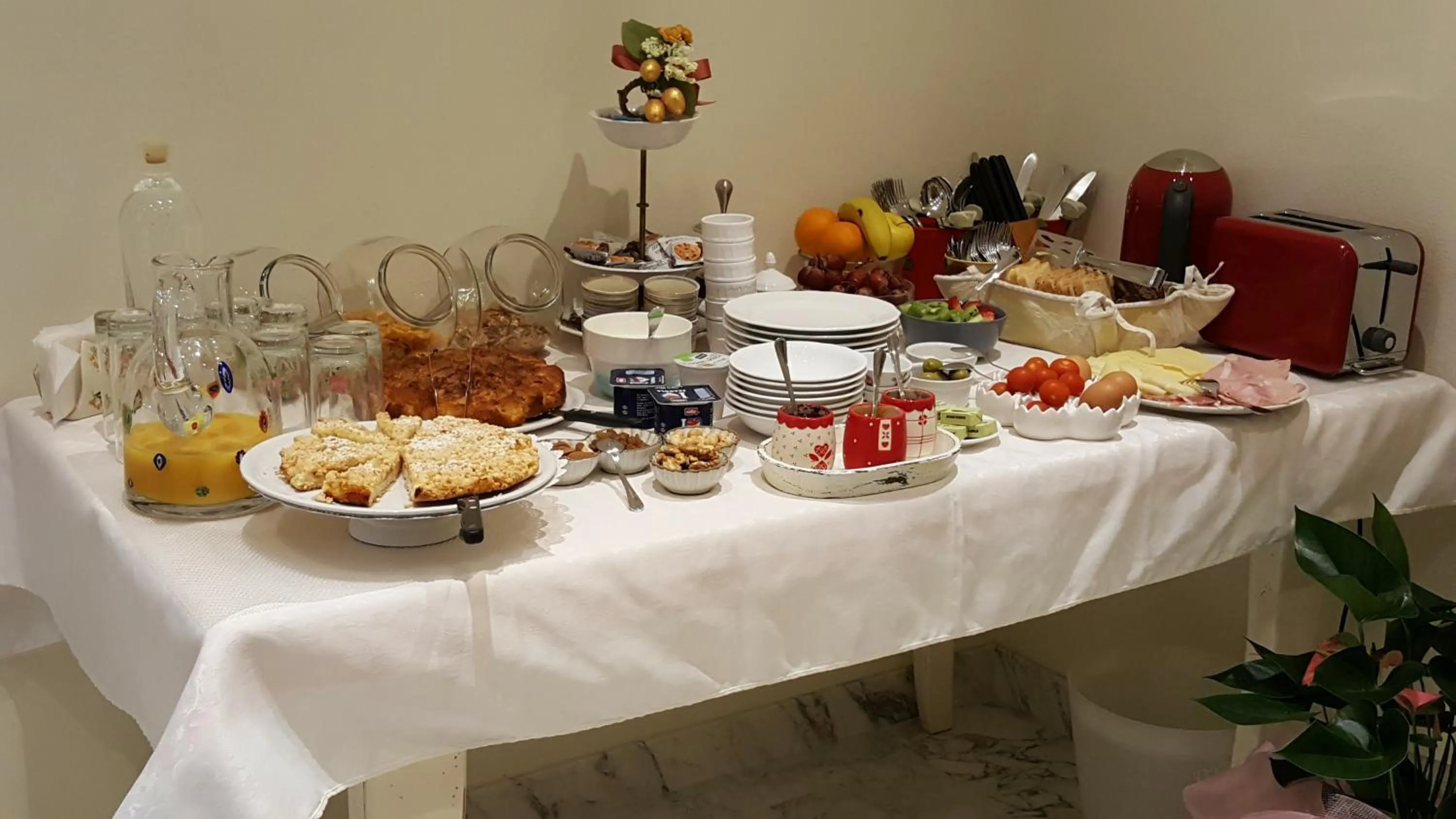 Continental breakfast in Five Roses Bed & Breakfast