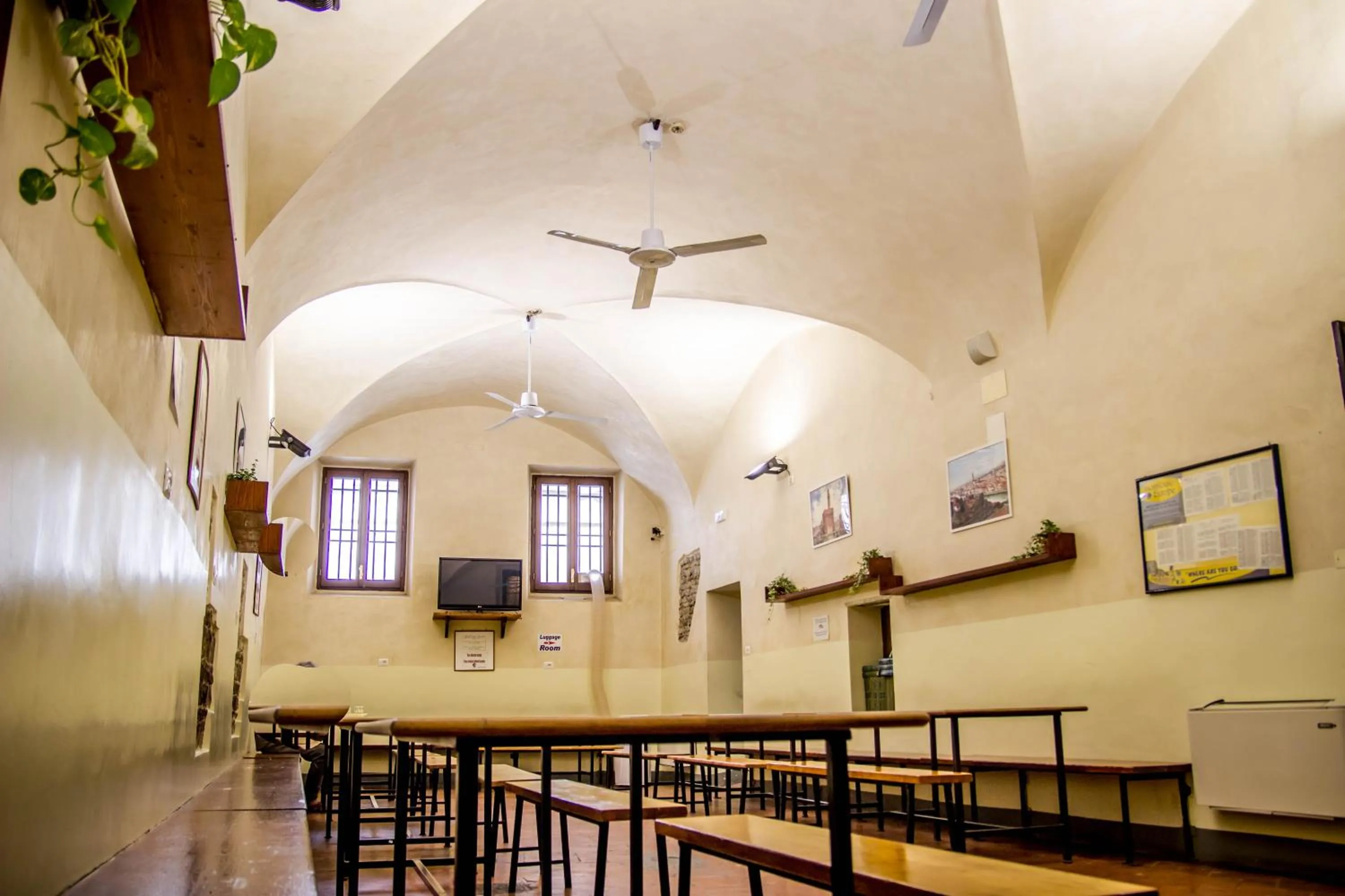 Communal lounge/ TV room in Hostel Santa Monaca