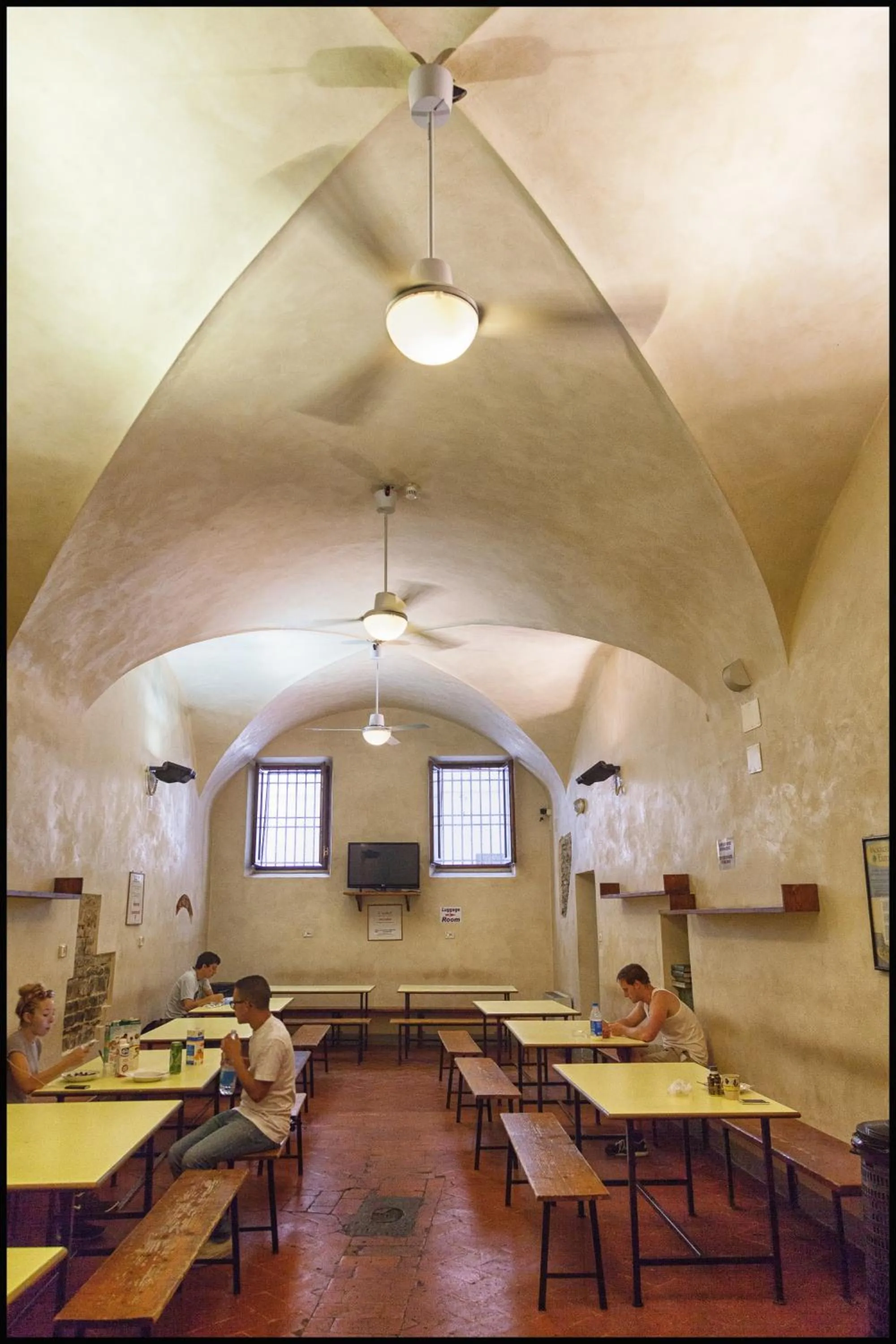 Communal lounge/ TV room in Hostel Santa Monaca