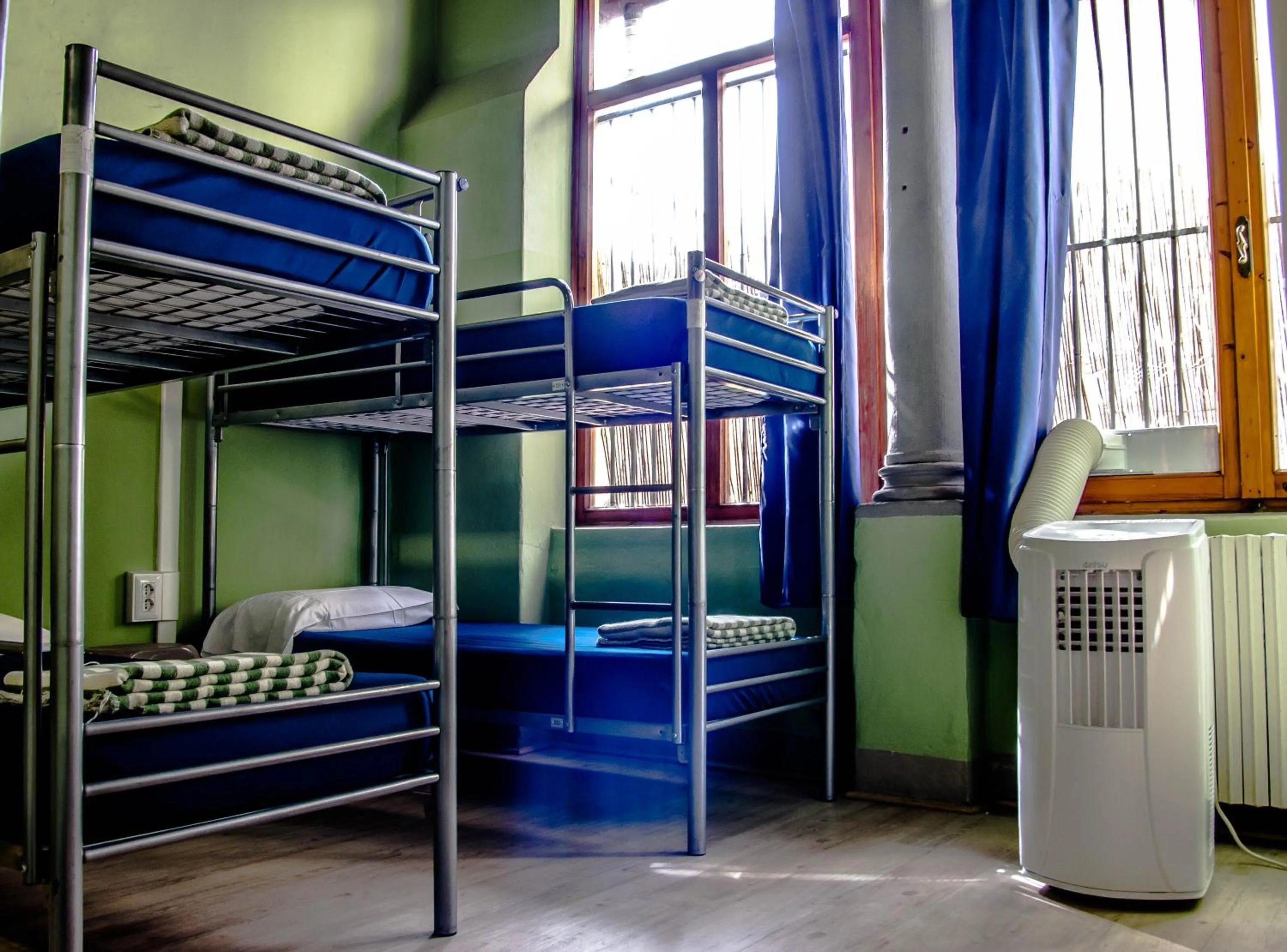 Spring, Bed in Hostel Santa Monaca