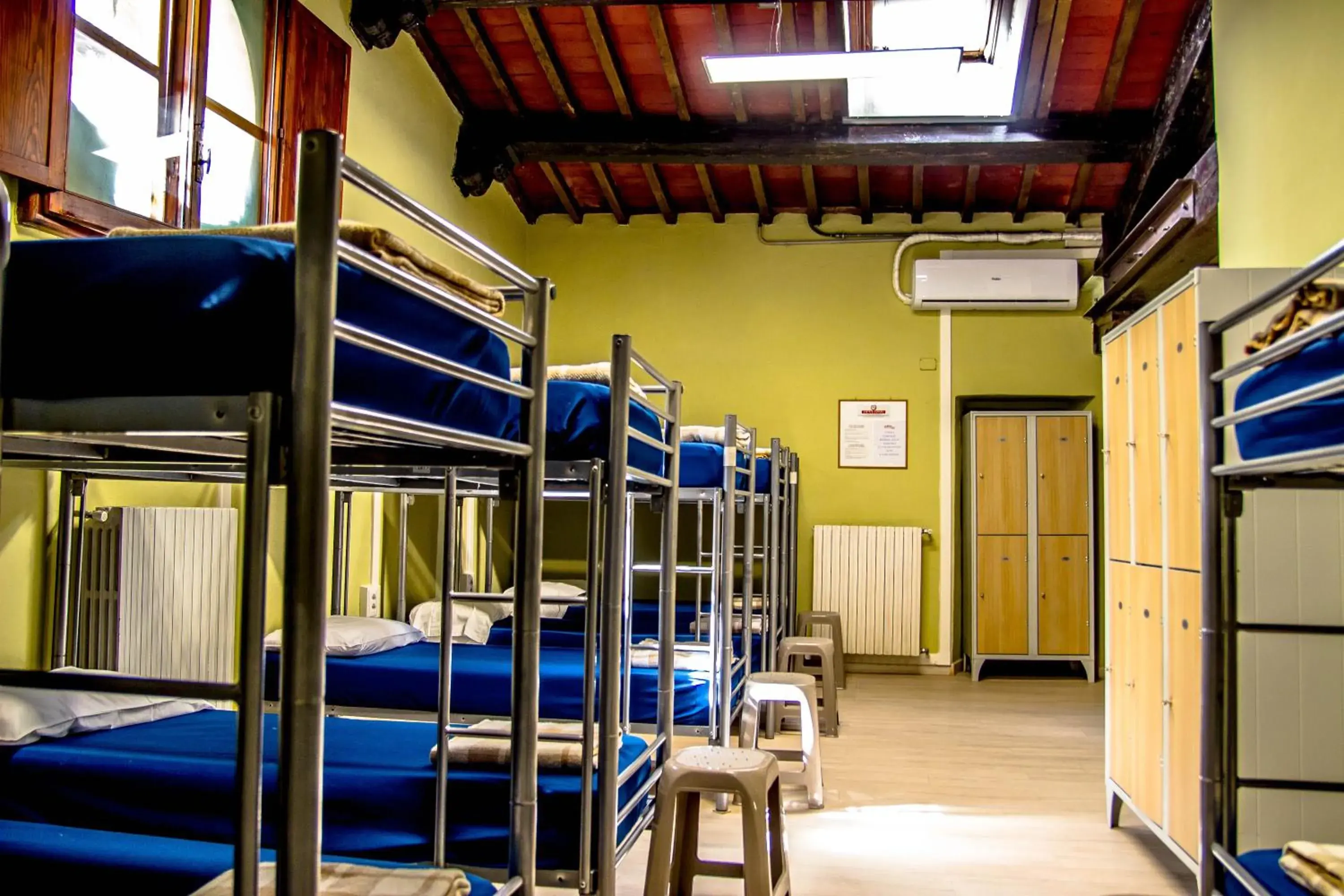 Bed in 16-Bed Mixed Dormitory Room in Hostel Santa Monaca Bed in 16-Bed Mixed Dormitory Room in Hostel Santa Monaca
