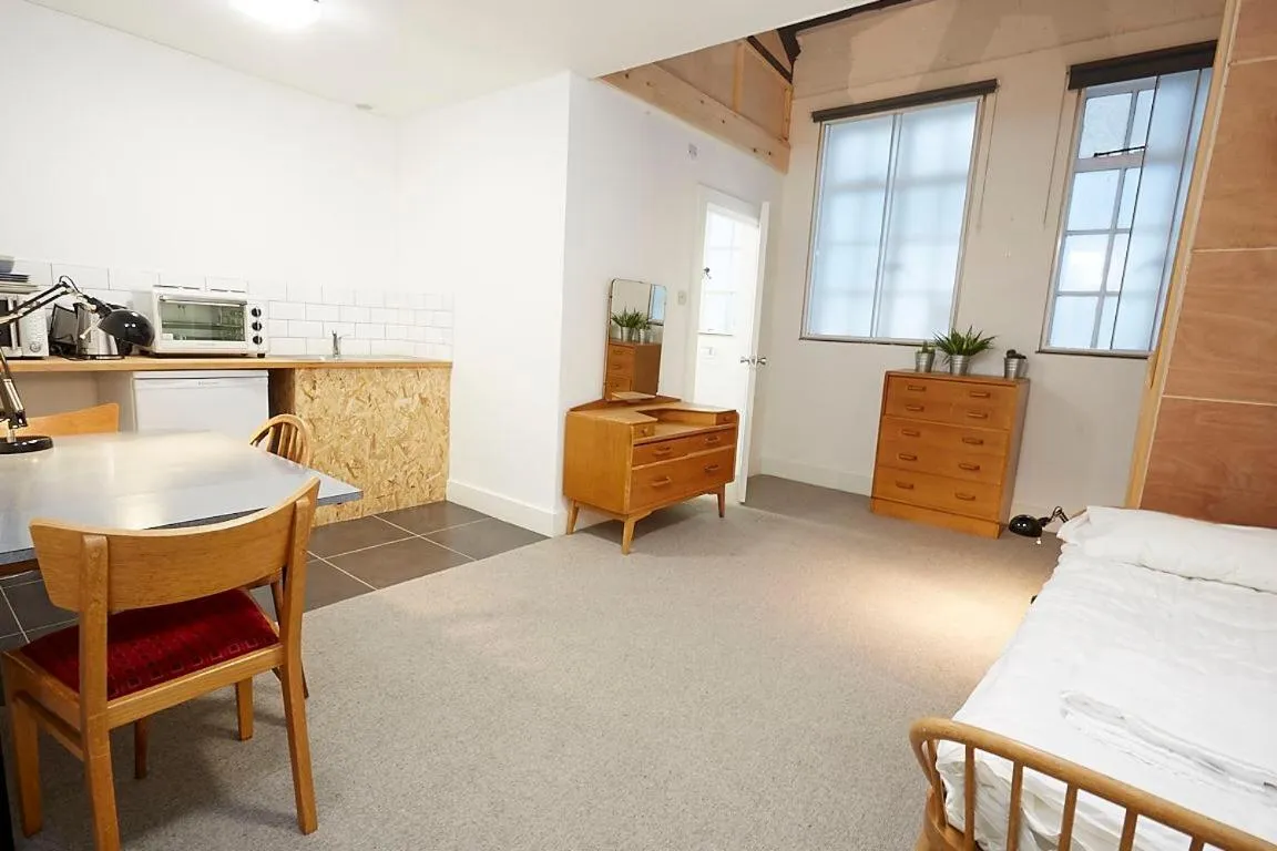 Kitchen or kitchenette, Bed in Green Rooms