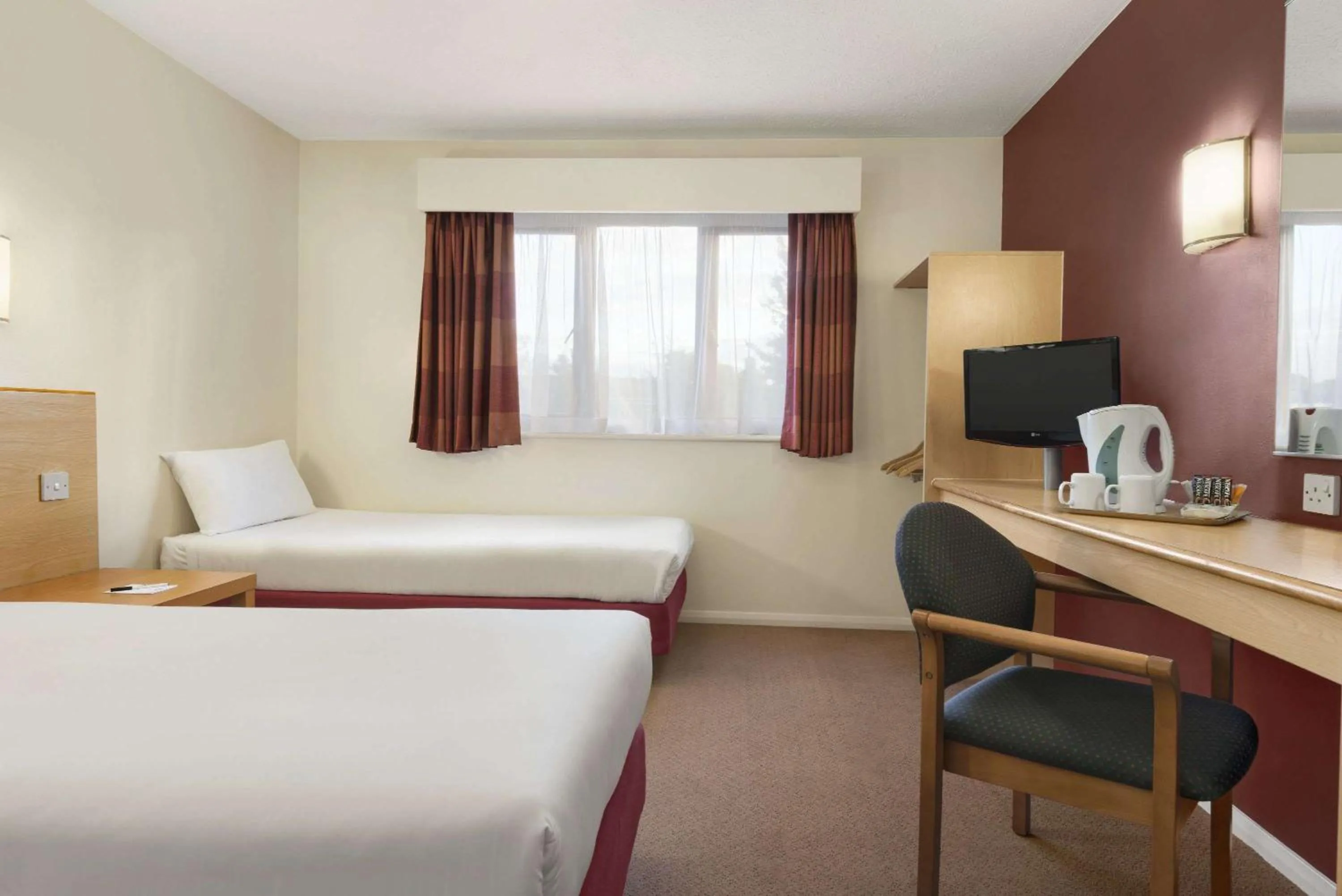 Photo of the whole room, Bed in Days Inn Hotel Warwick South - Southbound M40