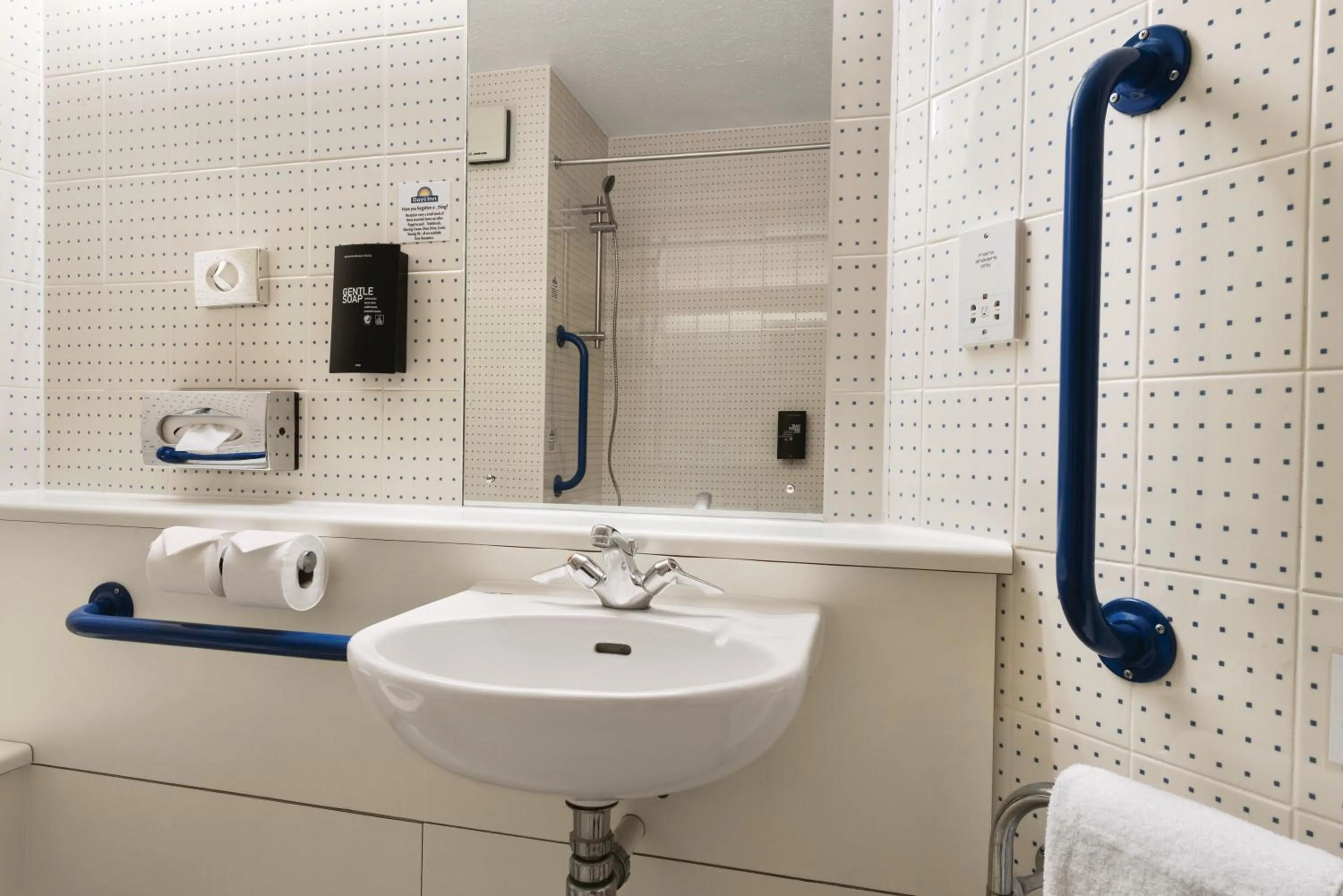 Bathroom in Days Inn Hotel Warwick South - Southbound M40