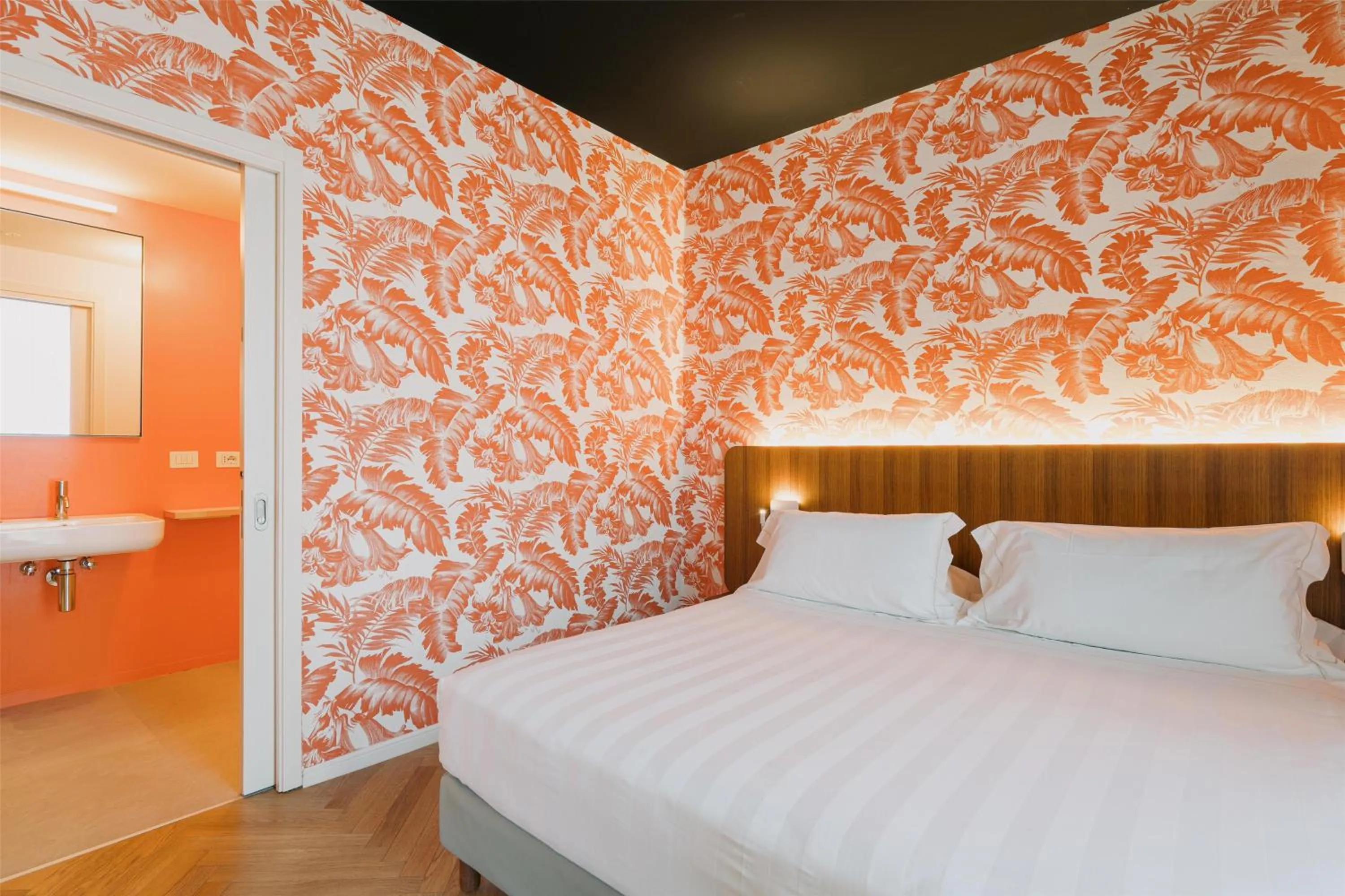 Photo of the whole room, Bed in Collini Rooms, WorldHotels Crafted