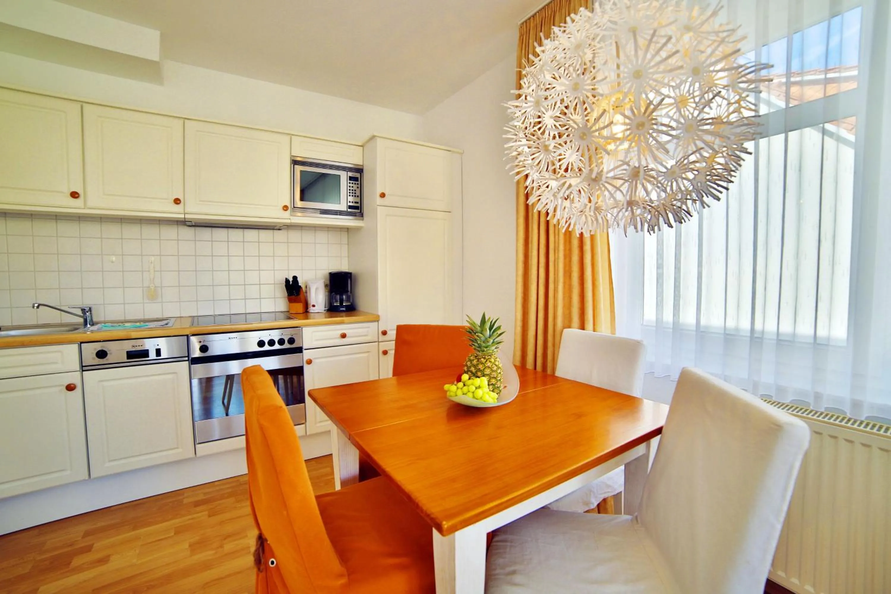 Kitchen or kitchenette in Ferienwohnung Binzer Strandgut im Haus Jahreszeiten Binz