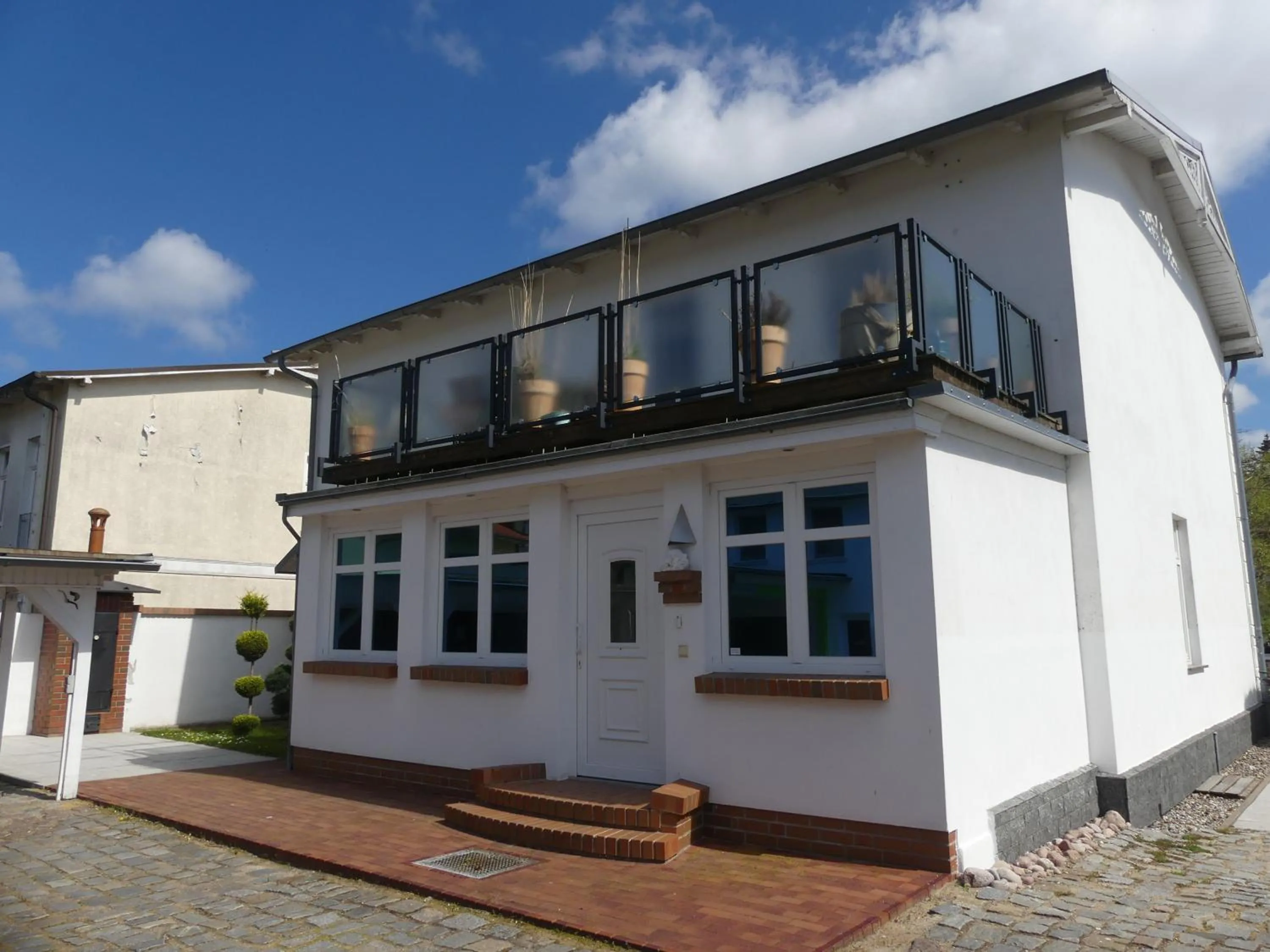 Property building in strandnahe FeWo mit Terrasse, Villa Vergissmeinnicht 01, Binz