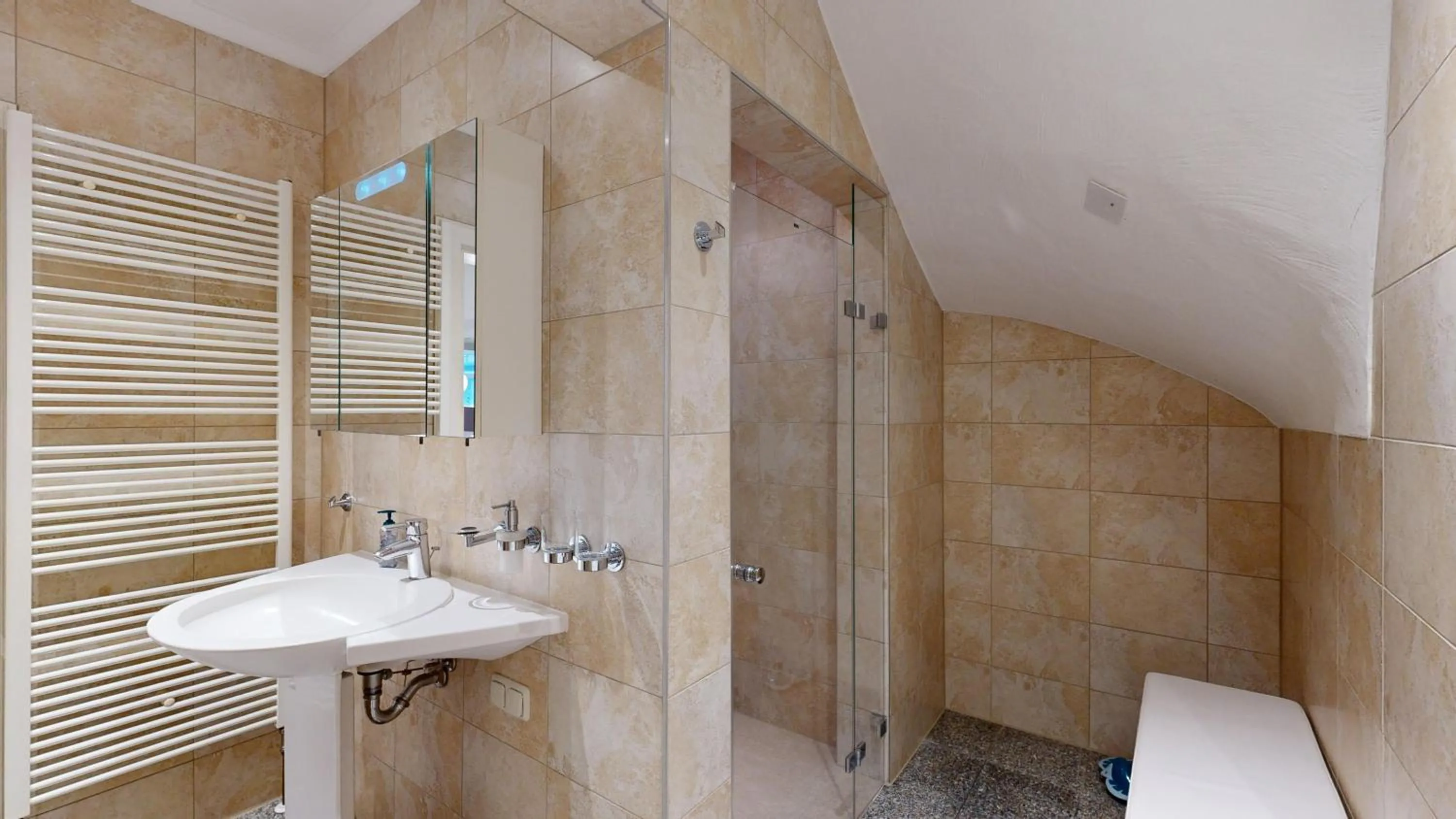 Bathroom in strandnahe FeWo mit Terrasse, Villa Vergissmeinnicht 01, Binz