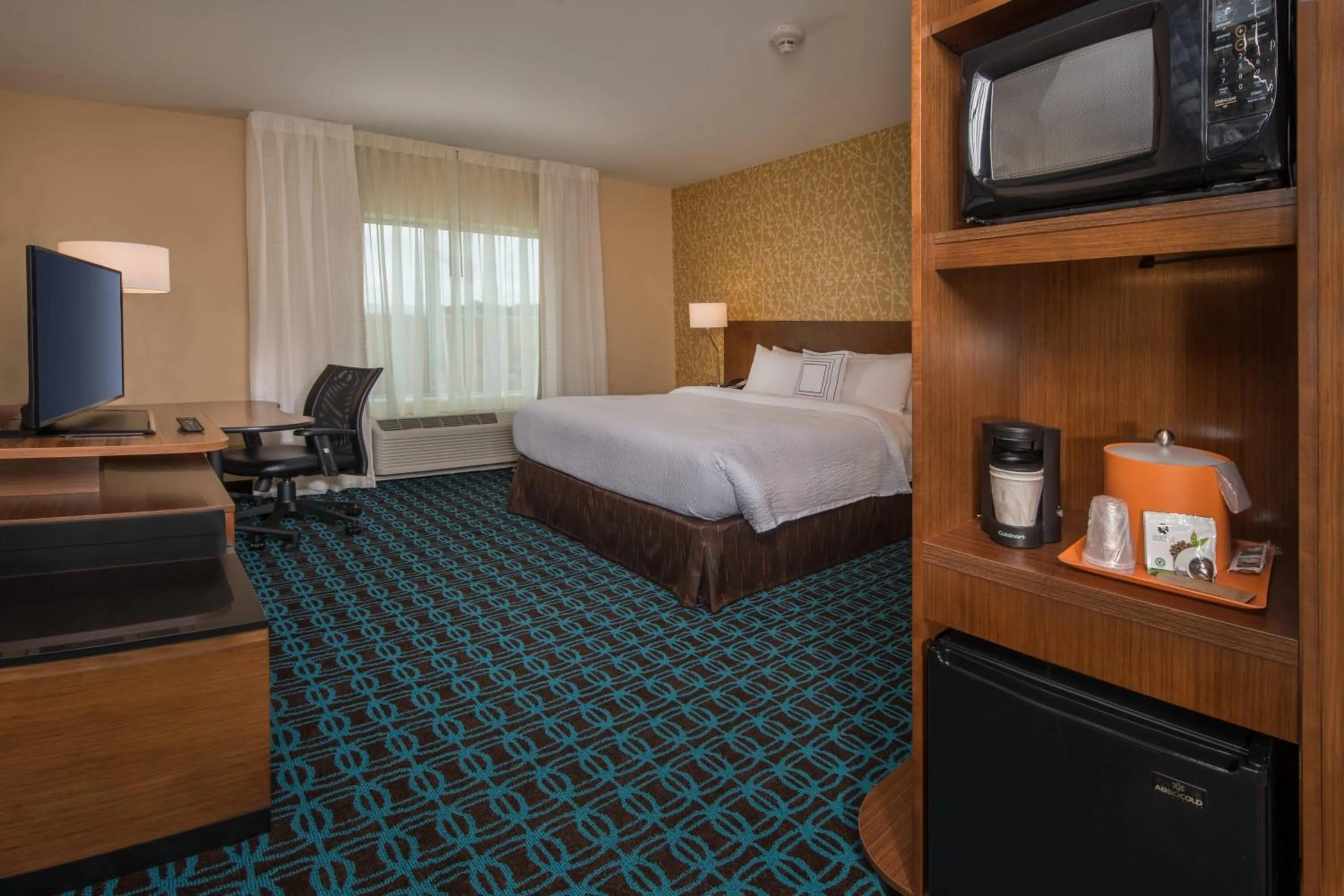 Photo of the whole room, Bed in Fairfield Inn & Suites by Marriott Washington