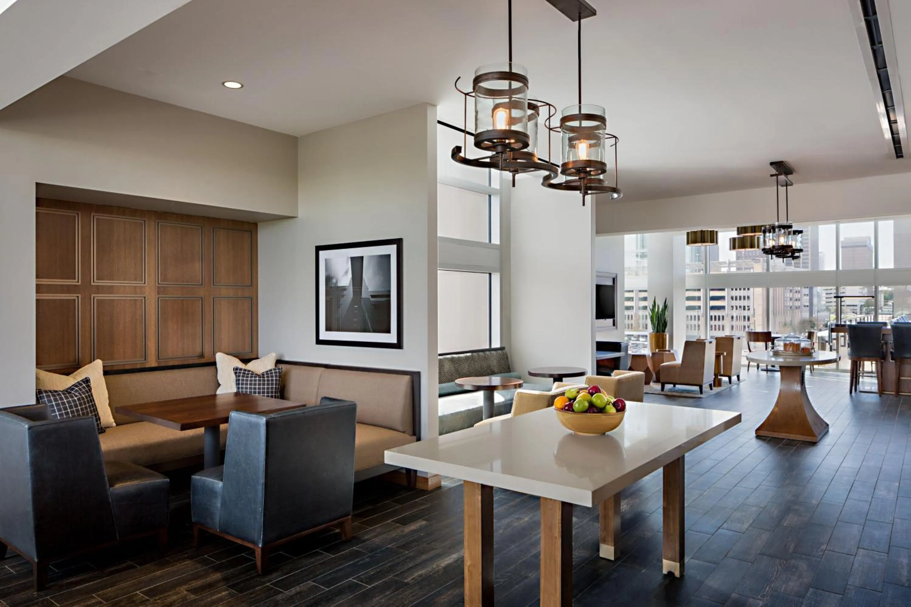 Lounge or bar in Omaha Marriott Downtown at the Capitol District