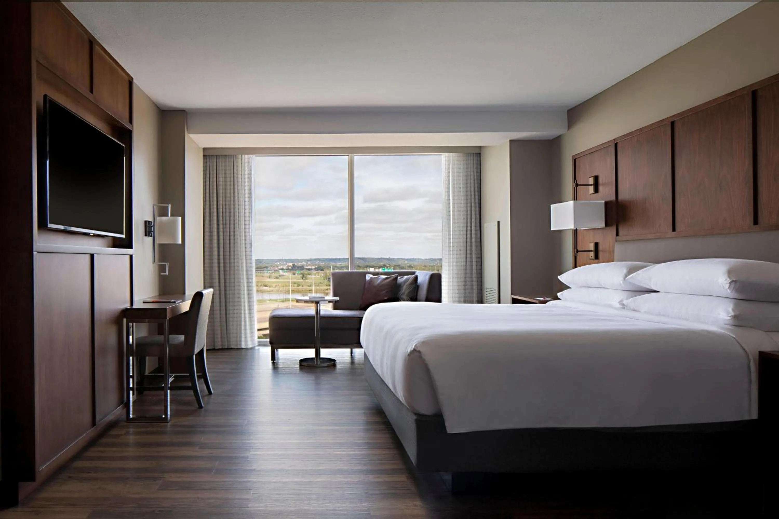 Photo of the whole room, Bed in Omaha Marriott Downtown at the Capitol District
